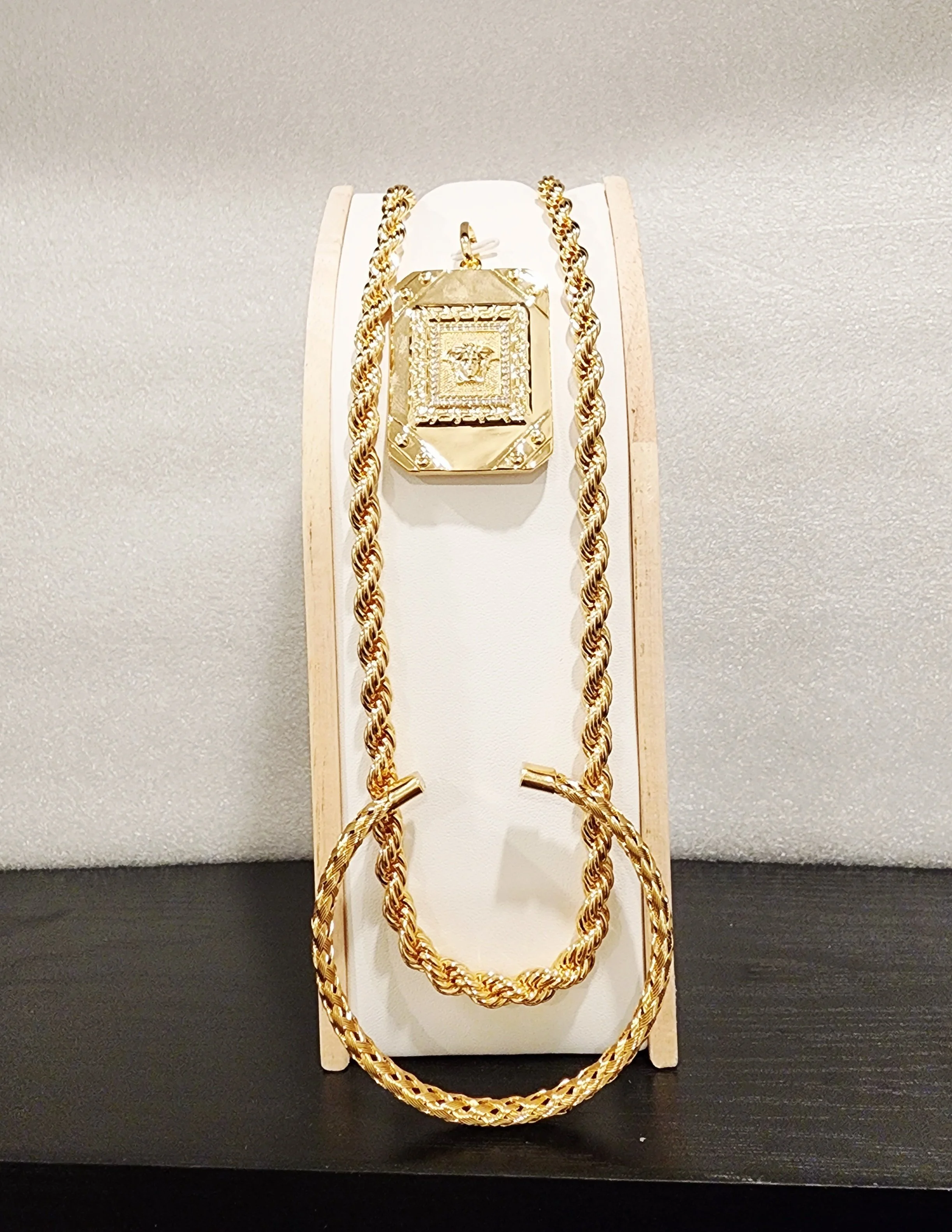 Exquisite Gold-Plated Pendant Necklace Set