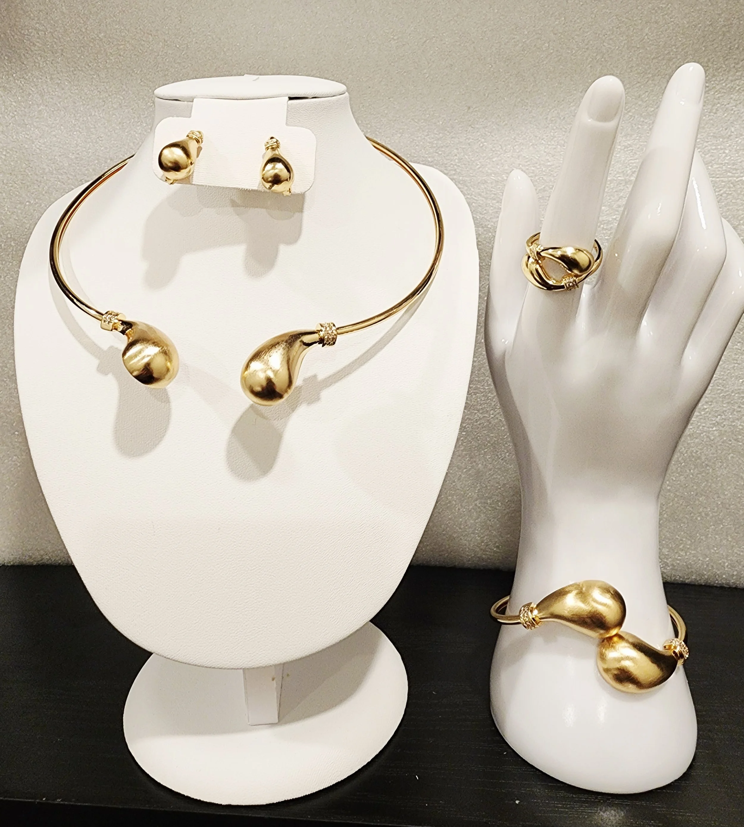 Gold set oval chocker