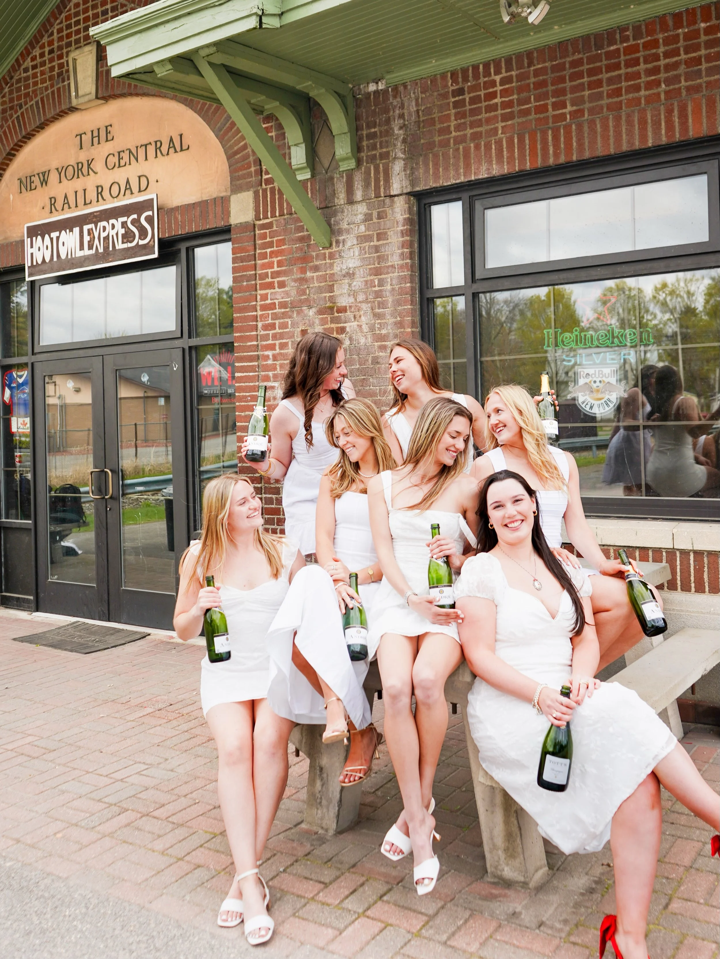 Some of my favorite moments with the sweetest grads 💌🎓✨🍾 So grateful I got to capture these memories and celebrate such a special occasion with these girls!! Had the best time running around campus together☺️