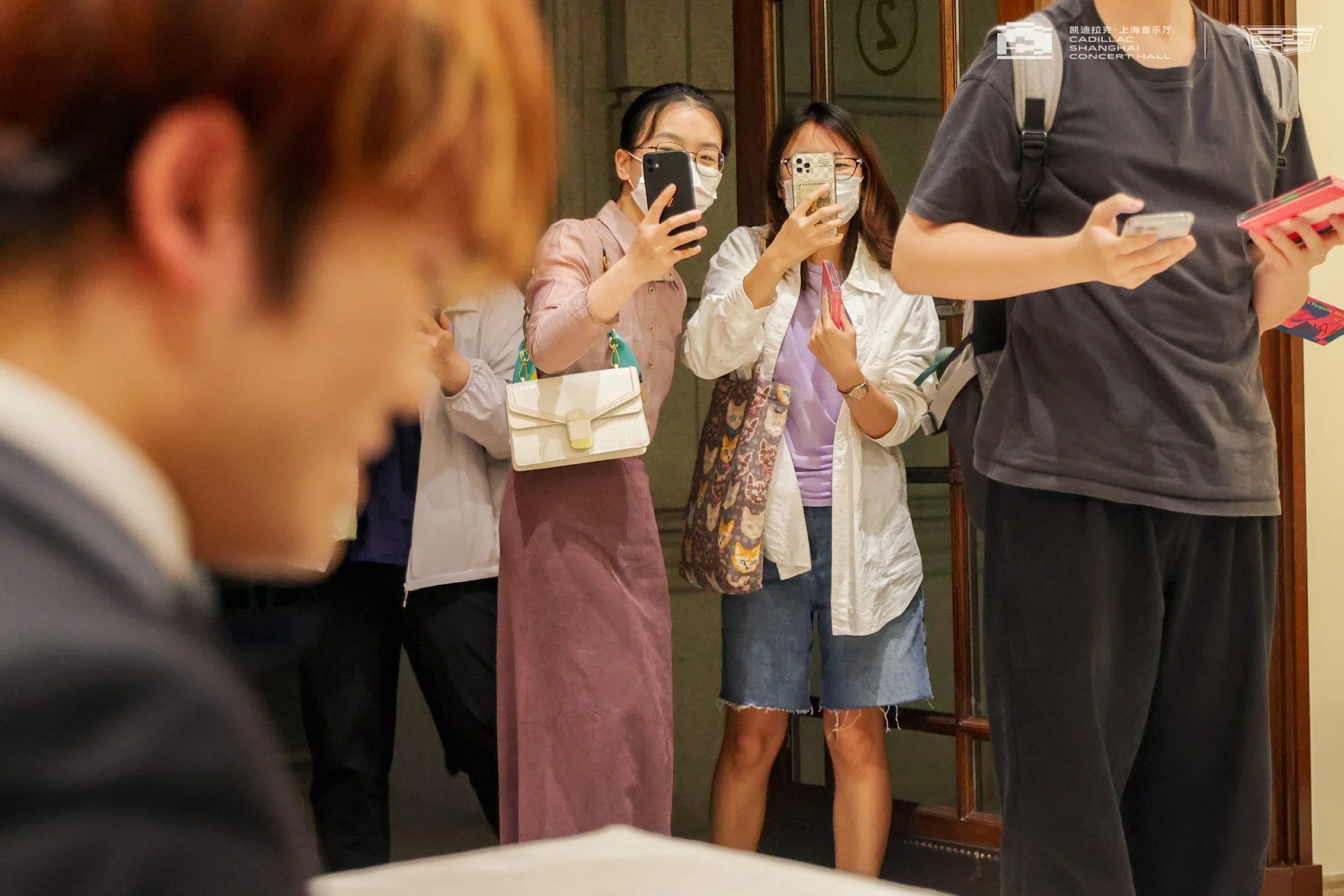 Hao Rao and fans taking pictures of him