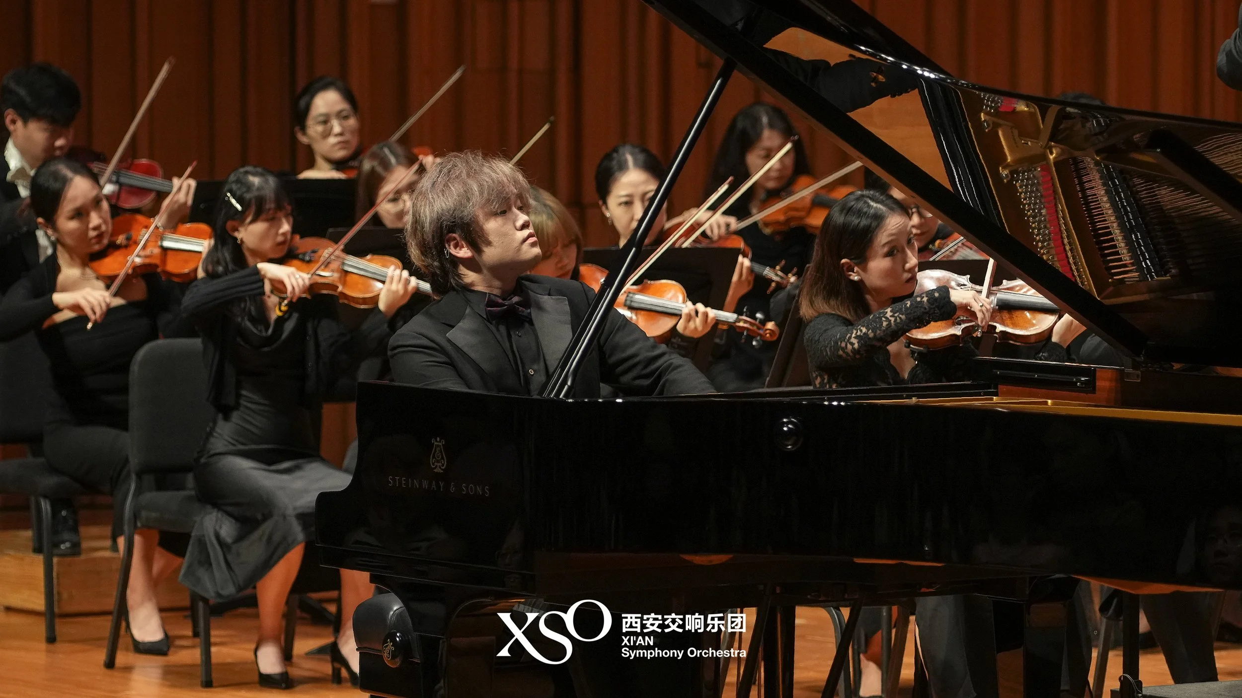Hao Rao performing with orchestra. 饶灏