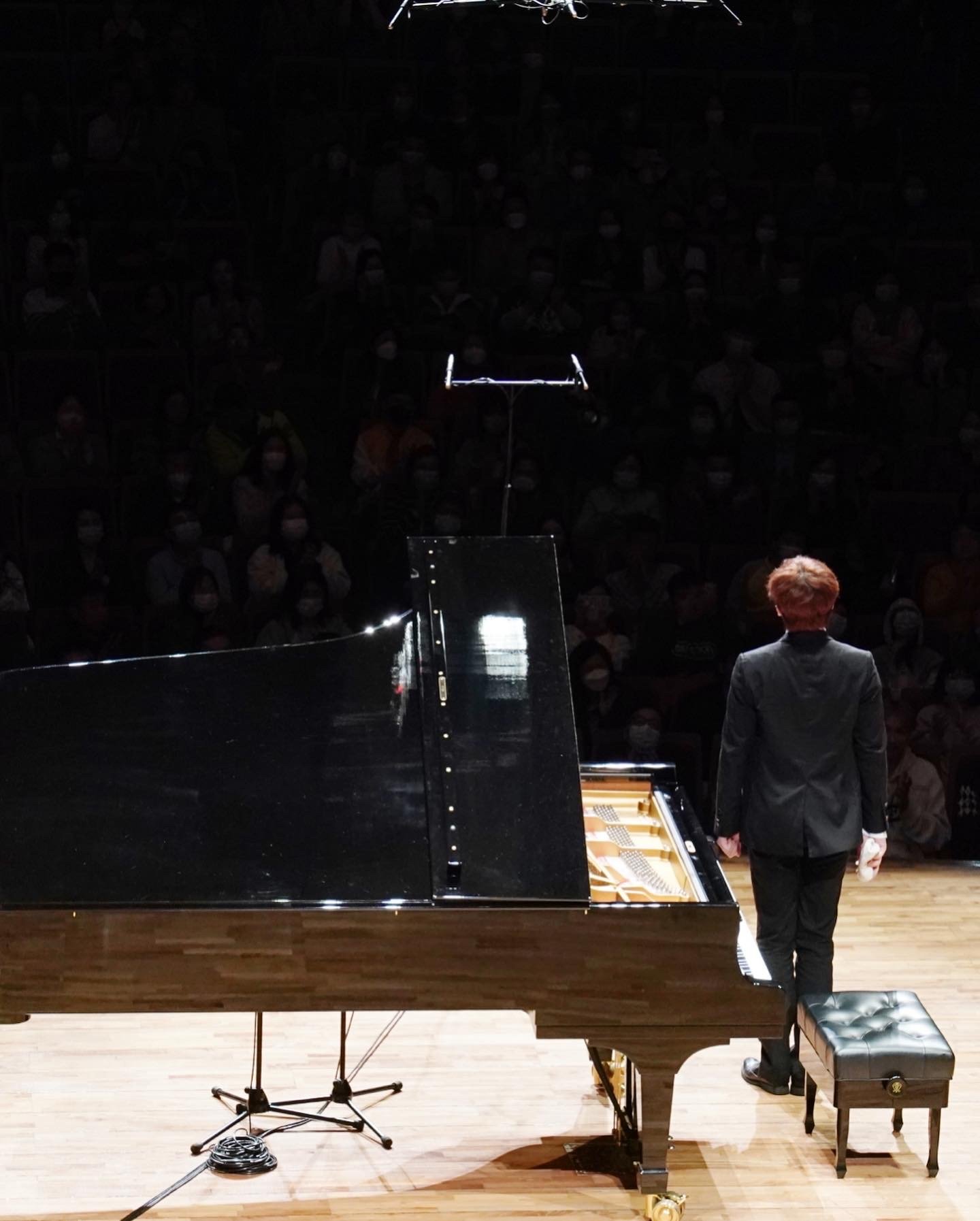 Hao Rao performing for large audience in Guangzhou Xinghai Concert Hall
