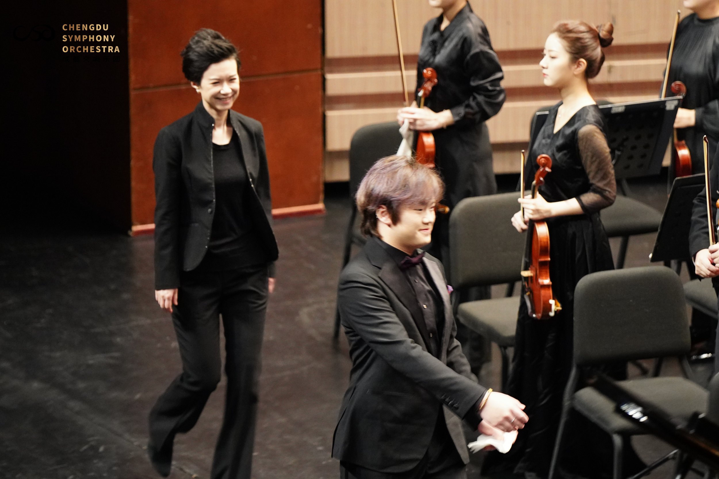 Hao Rao performing with orchestra. 饶灏 after a performance at Chengdu Symphony Orchestra.