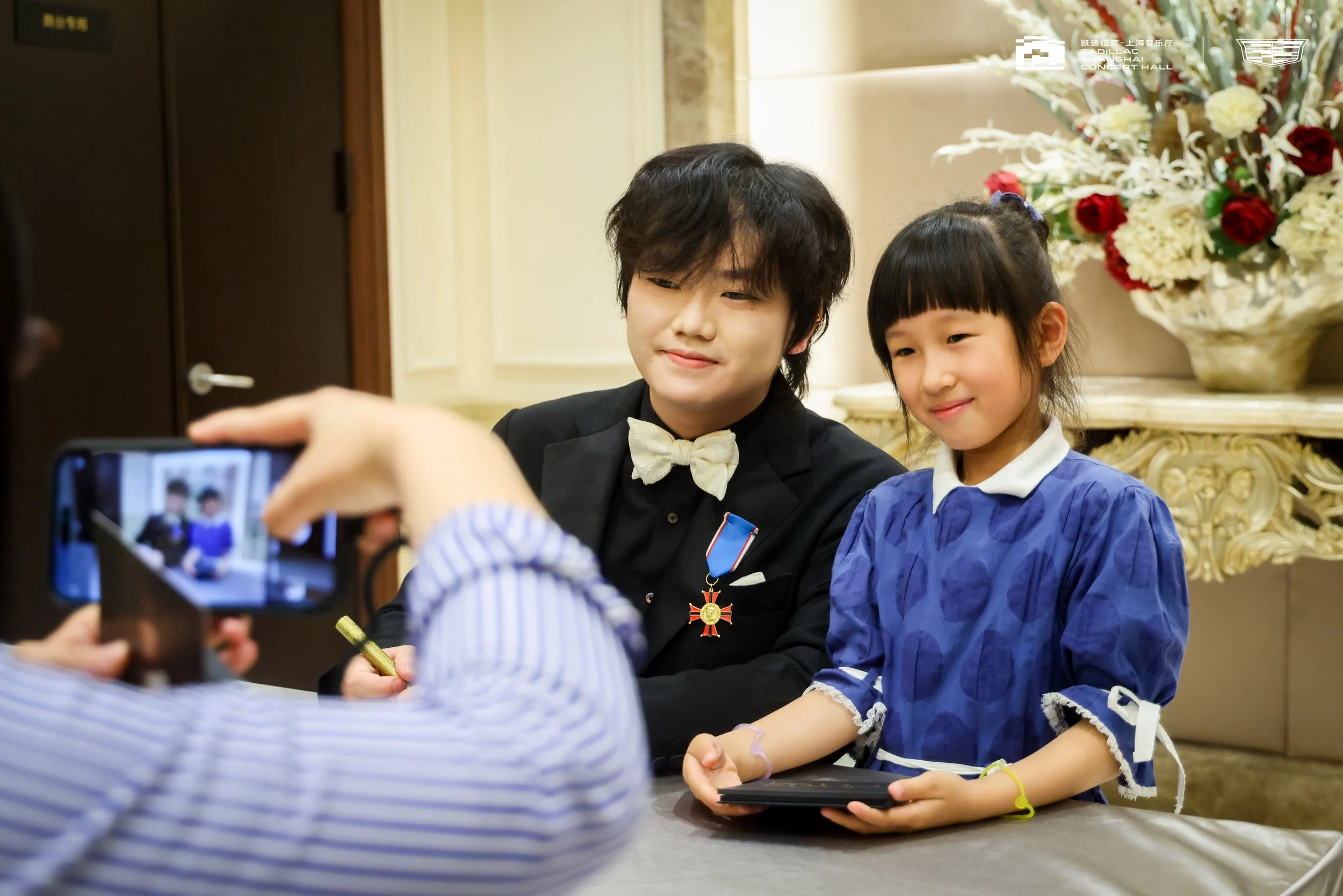 Hao Rao taking pictures with audience after CD signing at his solo recital in Shanghai