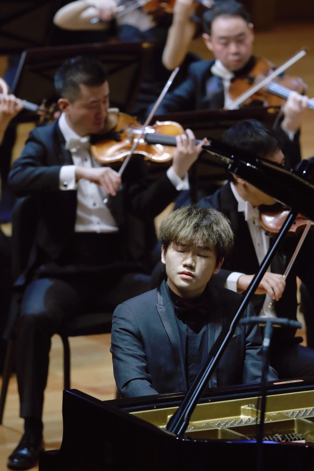 Hao Rao performing with orchestra