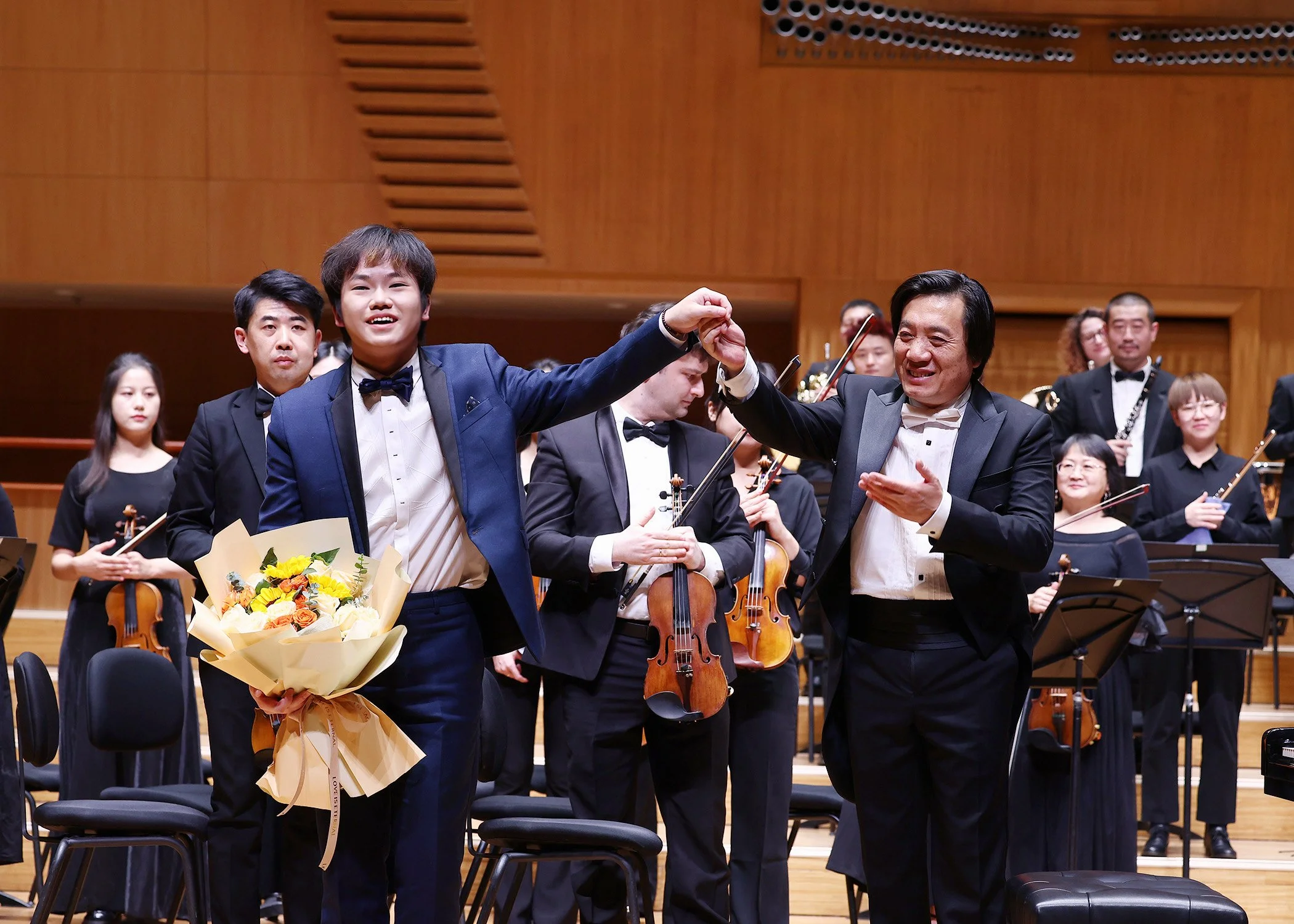 Hao Rao performing with orchestra. 饶灏