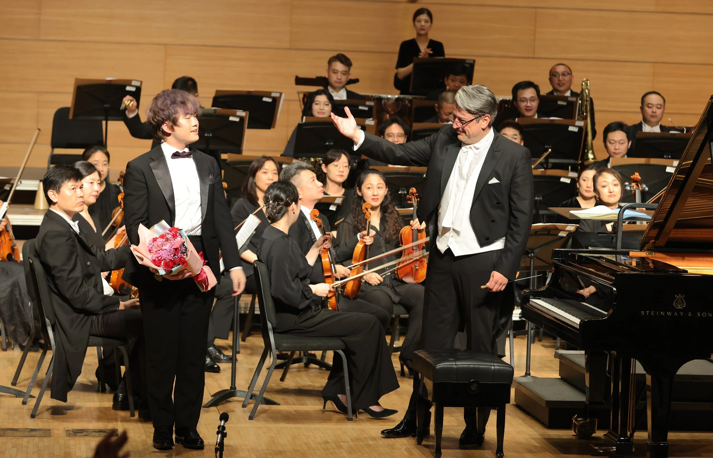 Hao Rao performing with orchestra  钢琴家饶灏演奏会