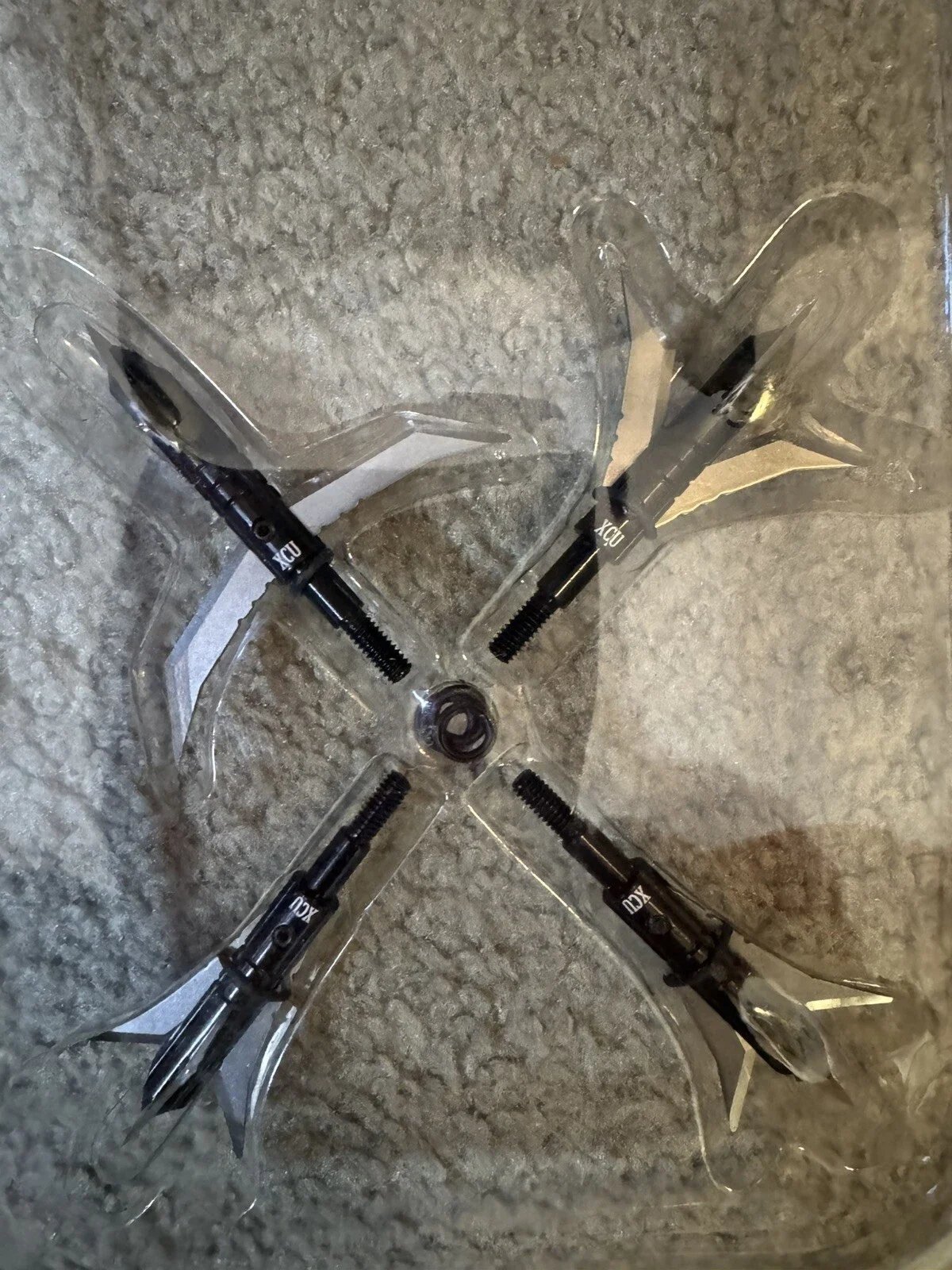 3 Heads. Xecutioner Broadheads Hybrid Expandable 125