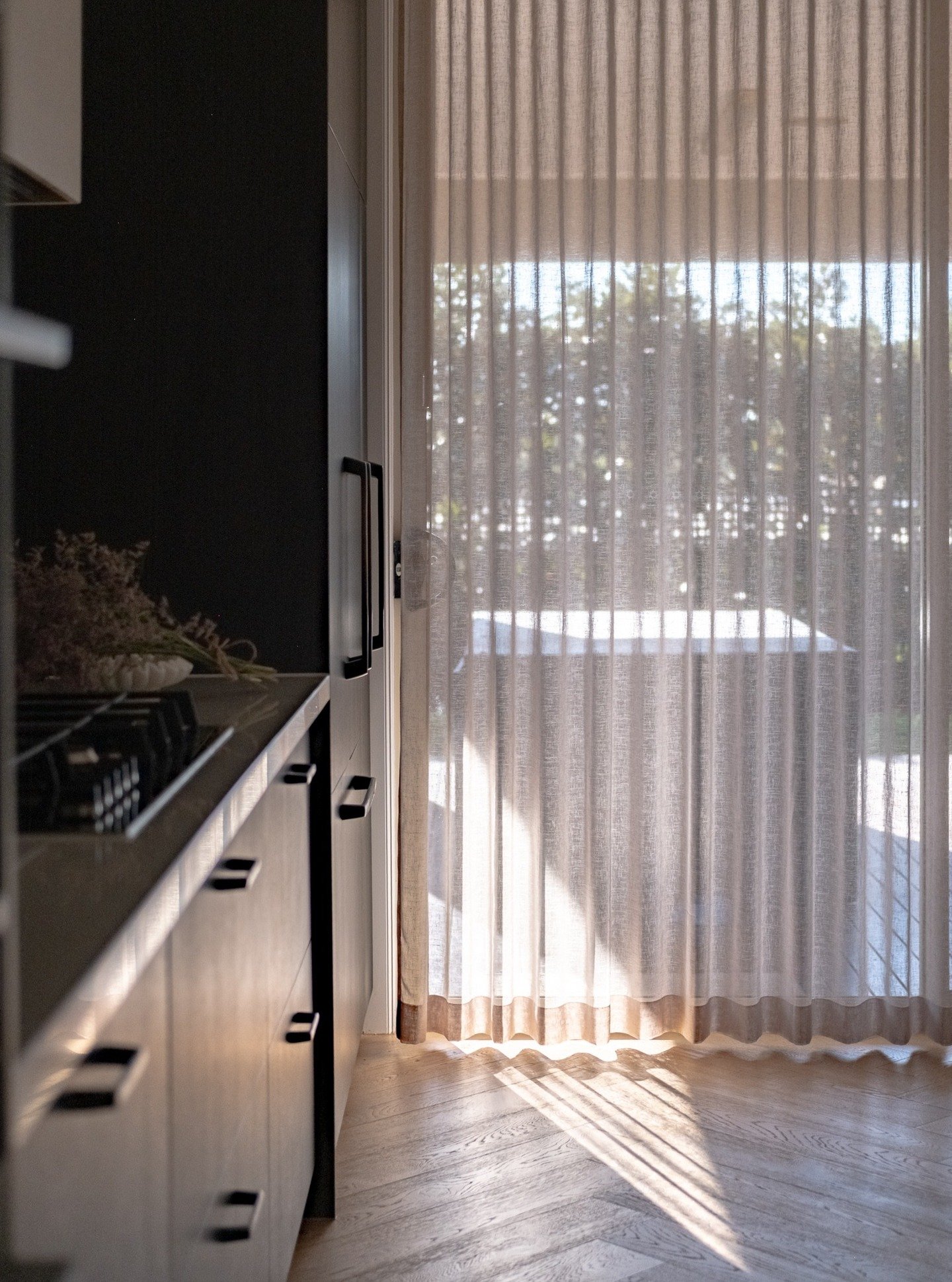 Our Mitcham House - a labour of love &amp; light, captured perfectly by @stephmcglenchy 

🛠️ 

Builder @hometec_industries 
Cabinetmaker @sunsetkitchens 
Interiors @harbour_interiors 

🎨 

Cabinetry - @polytec 
Benchtops - @caesarstoneau 
Hardware 