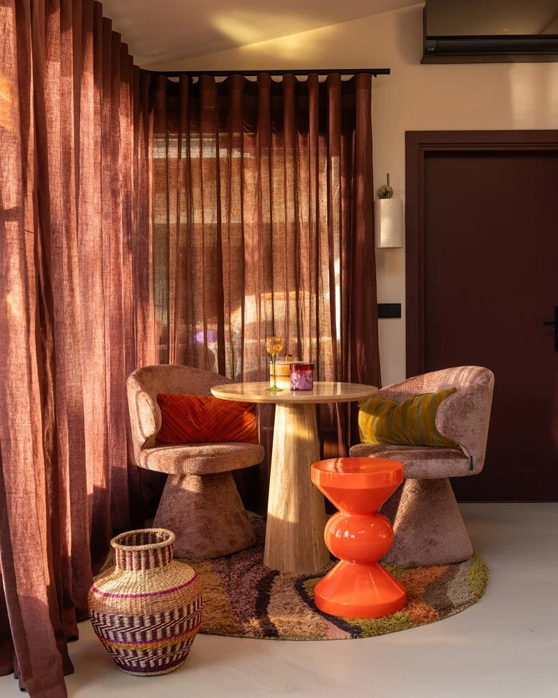 Perfect example of a playful interior courtesy of @thehomestyleclubcom 

Rust, tangelo &amp; oak pairing together as one happy family 🍊 

📸 @lottevanuittert