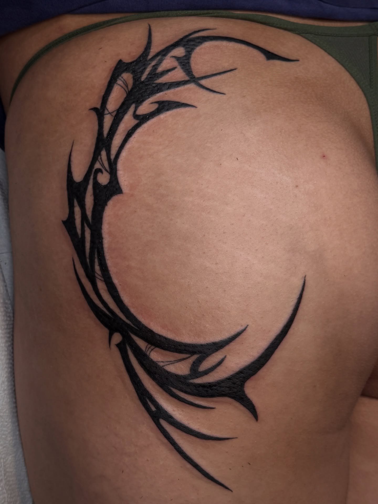 Probably one of the coolest tattoos on the coolest person ever <333 Thank you for sitting so well and for so long Lil :,)
(and for being my first butt tattoo!) 
-
- blurred for the instagram lords..
-
-
-
#cybersigilism #butttattoo #tattooartist #