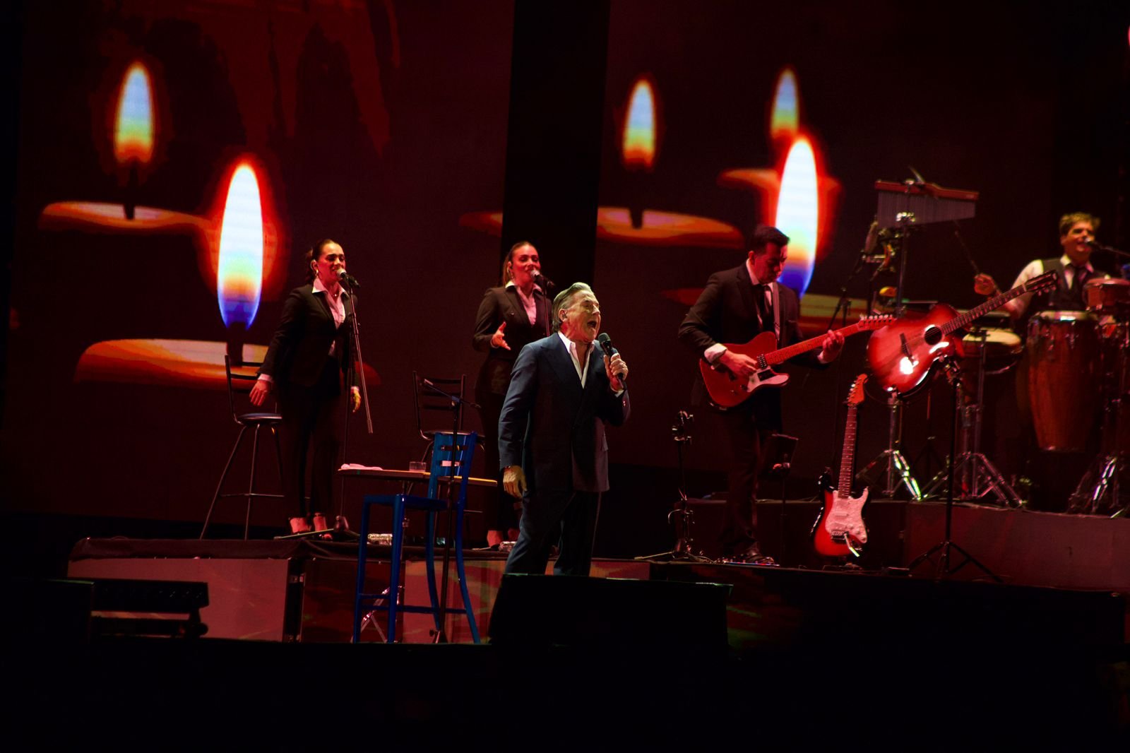 Ricardo Montaner llena de romance al público leonés