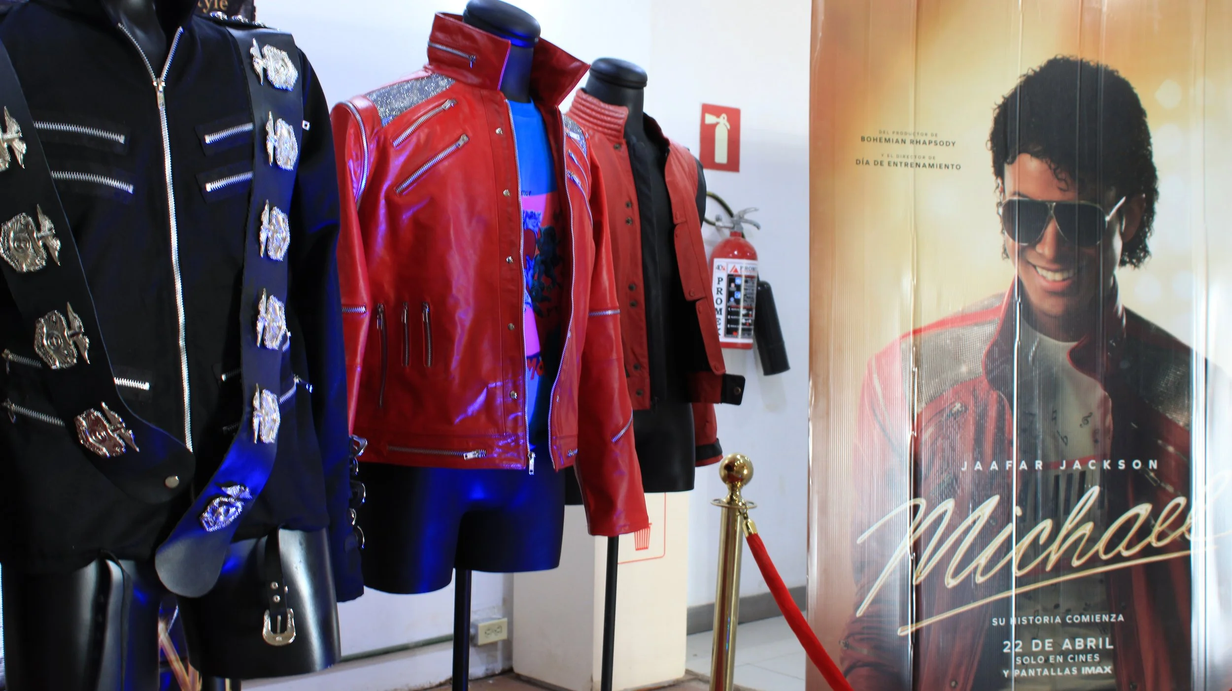 Con expo y concurso homenajean al ‘Rey del pop’ en el estreno de la cinta ‘Michael’