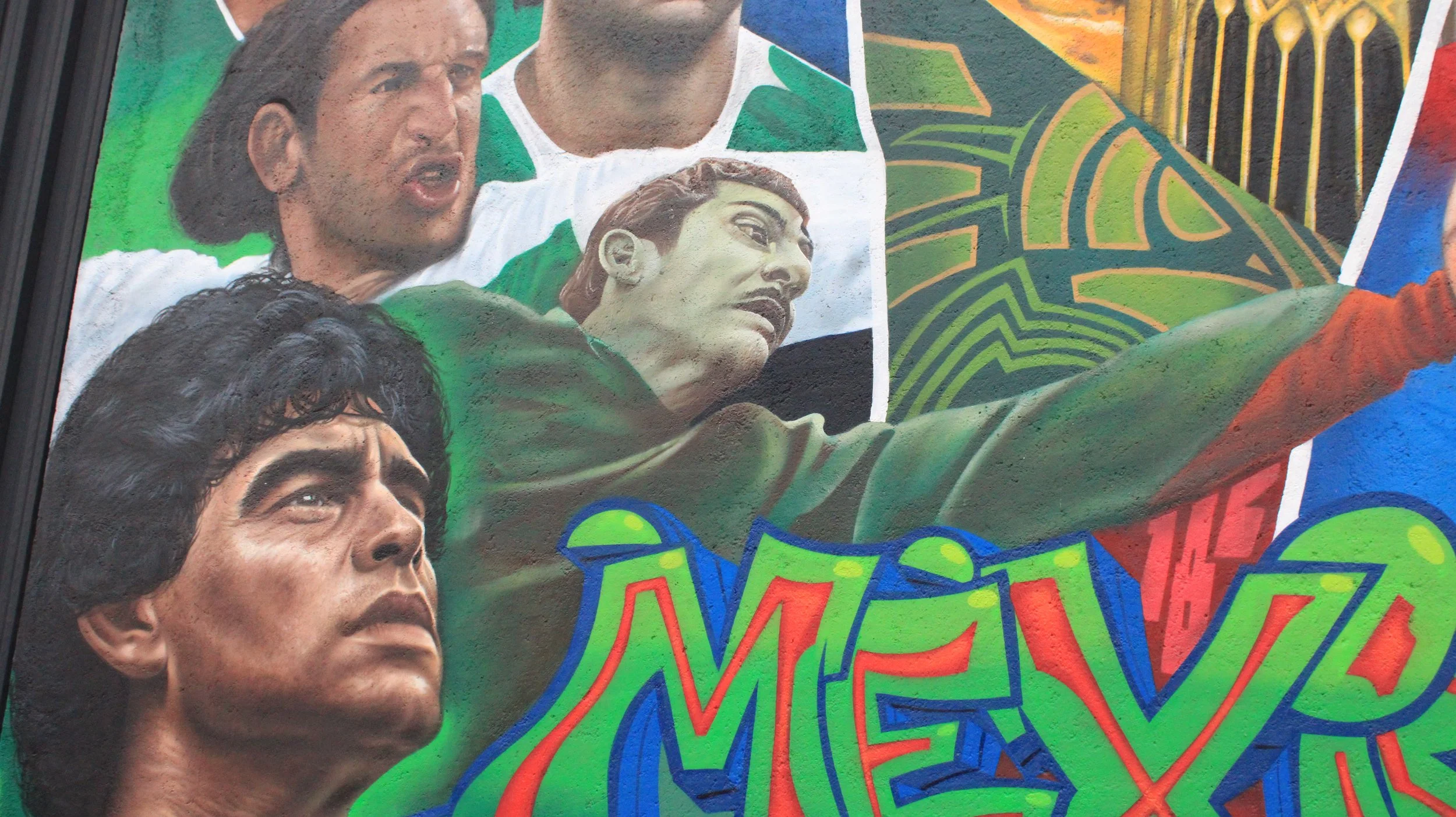 De Pelé a la “Tota” Carvajal: leyendas del futbol quedan plasmadas en mural de León