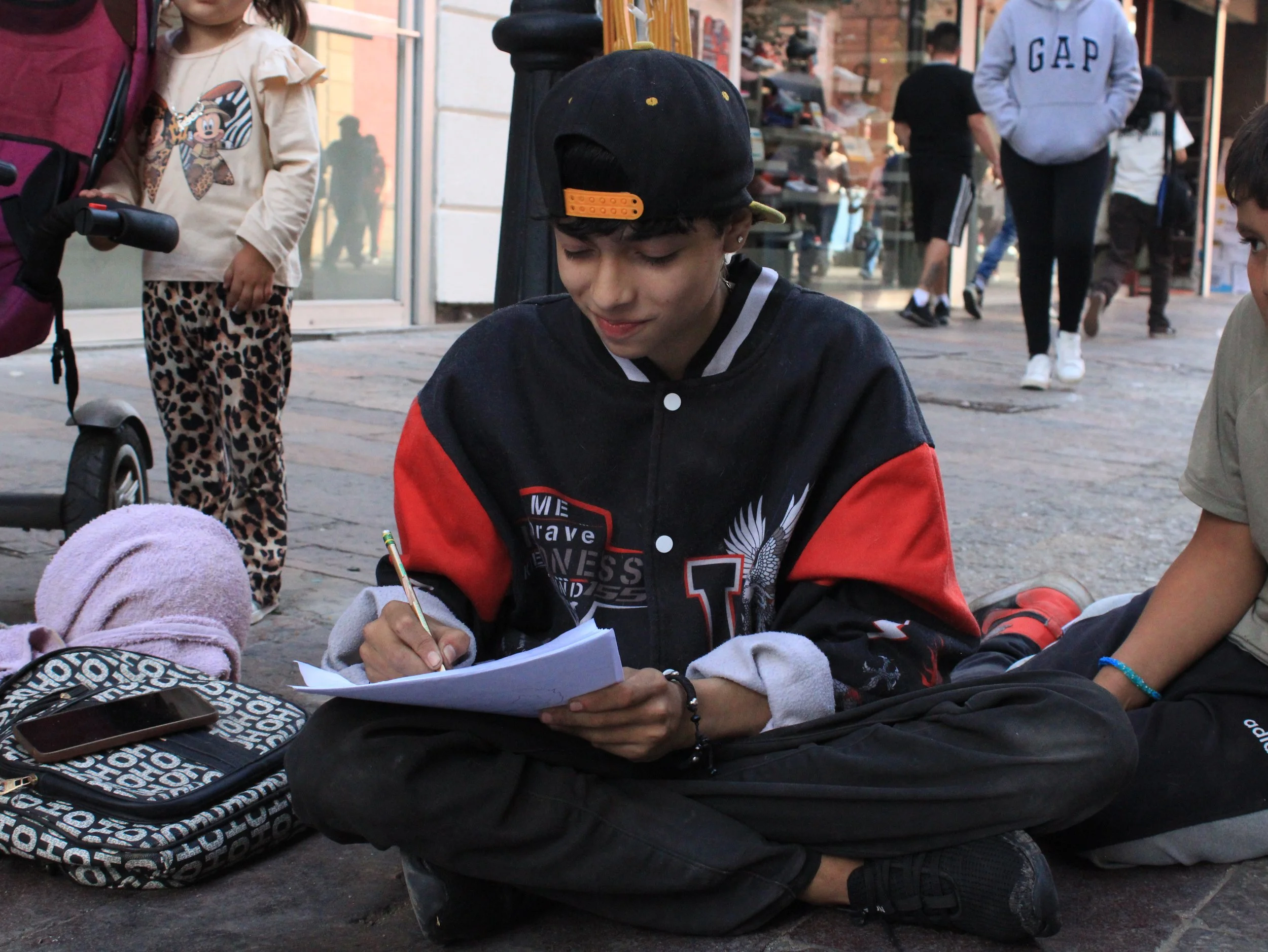Andrés, de 11 años, vende sus dibujos para ayudar a su familia