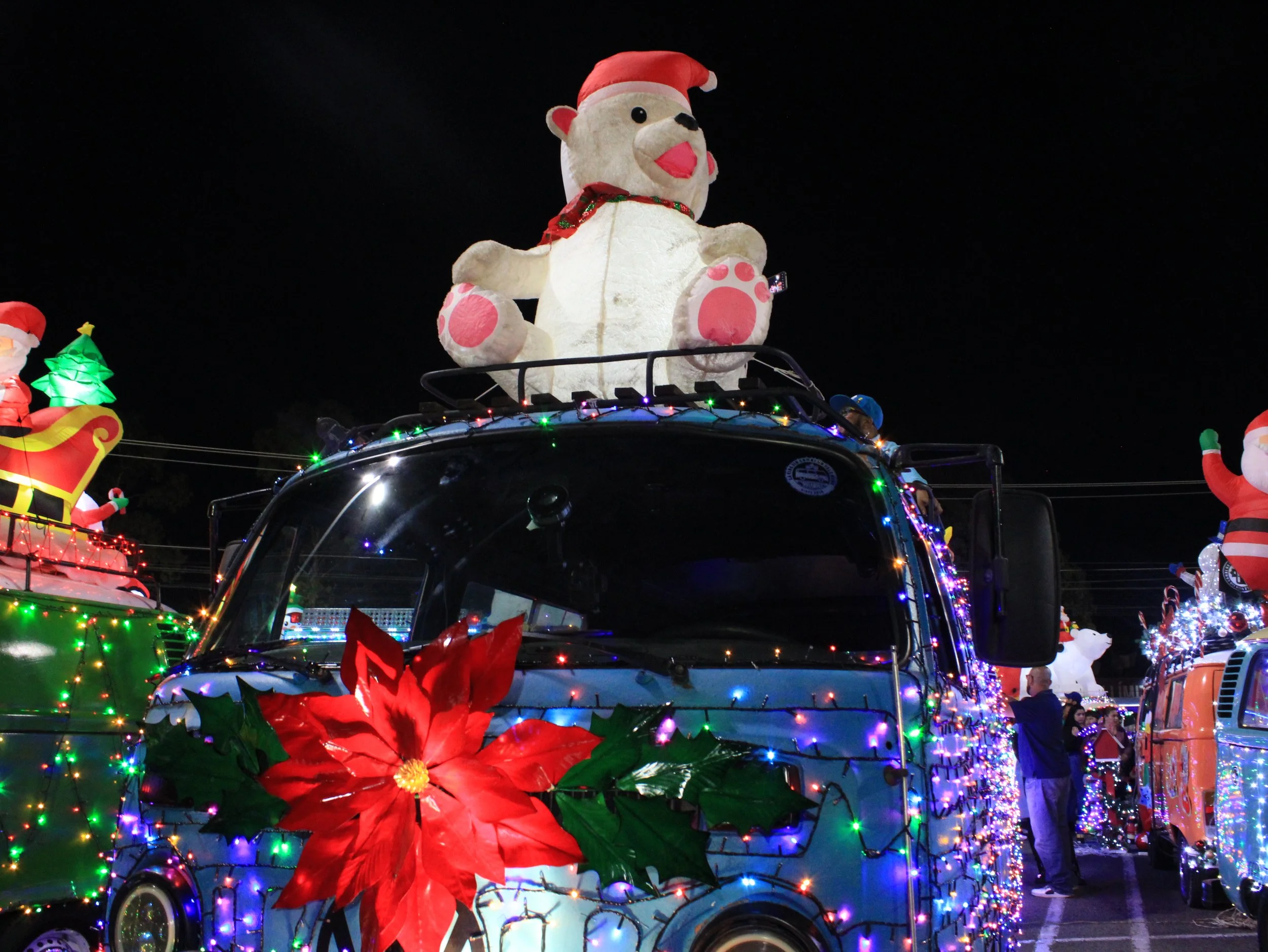 Combis luminosas llevan la alegría de la navidad a las calles de león