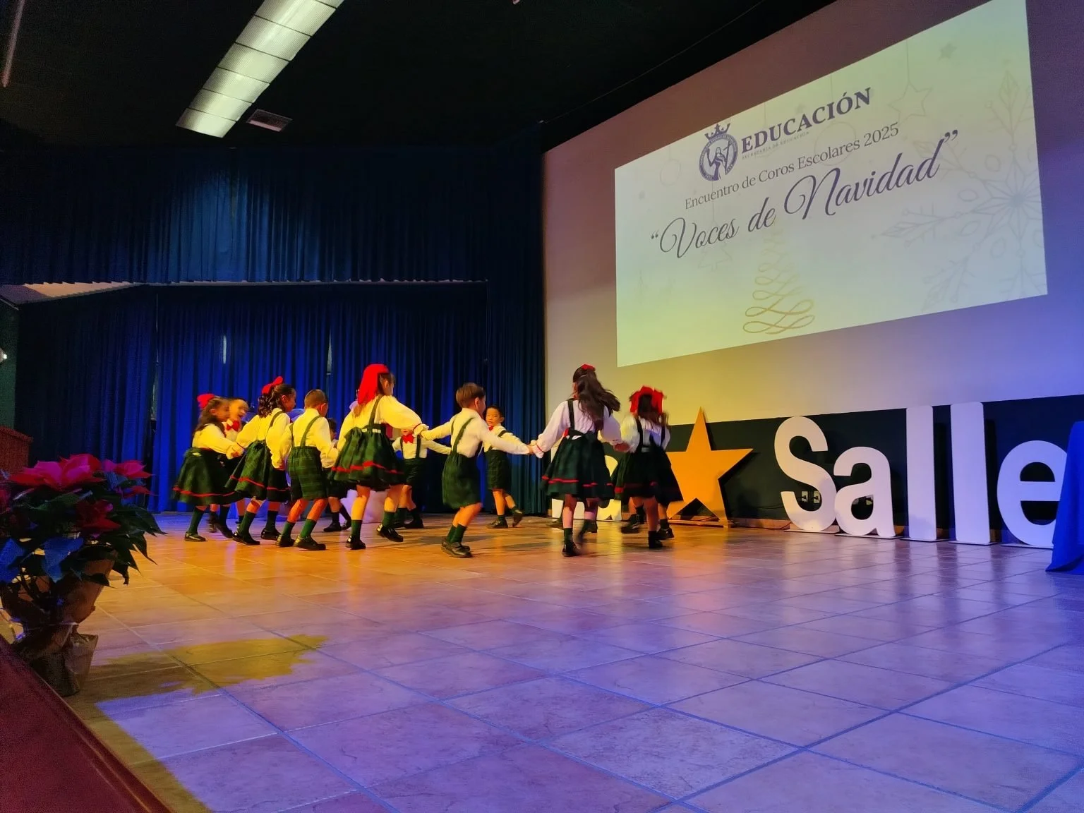 Pequeños y adolescentes participan en el Concurso de Coros Escolares “Voces de Navidad” 2025
