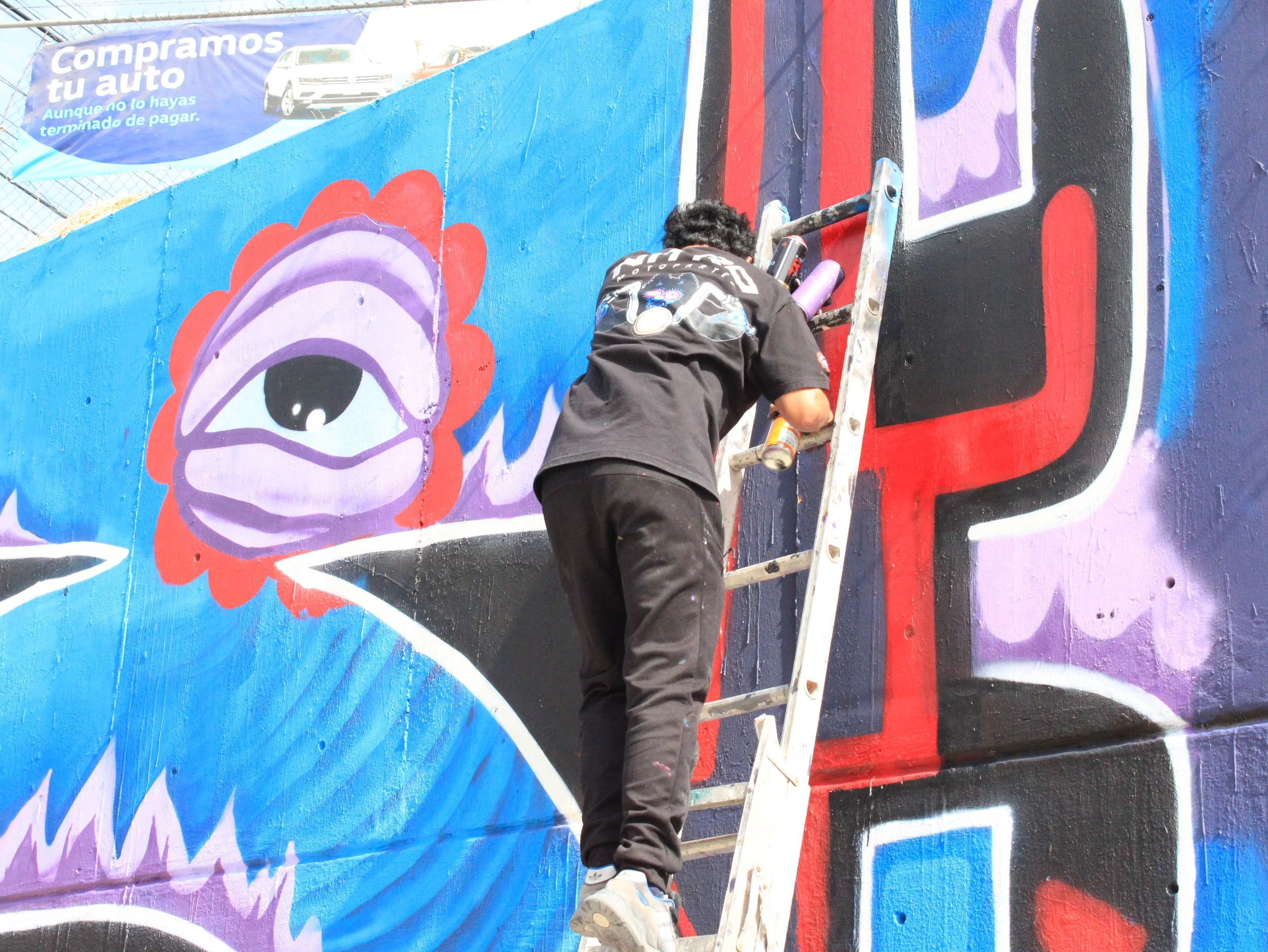 ‘Zeta’: El personaje azul que ha invadido las calles de León