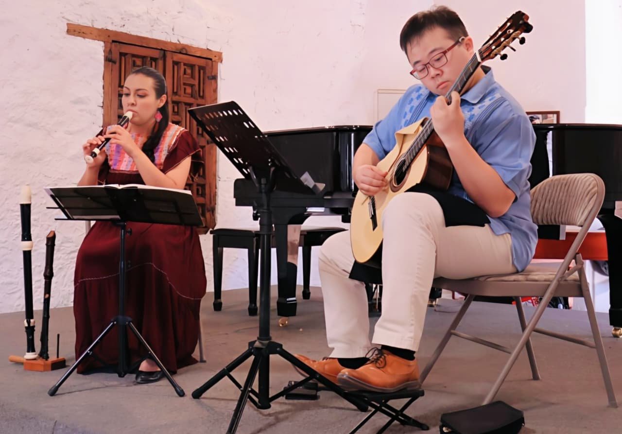 Flautista mexicana da concierto con uno de los guitarristas más famosos del mundo