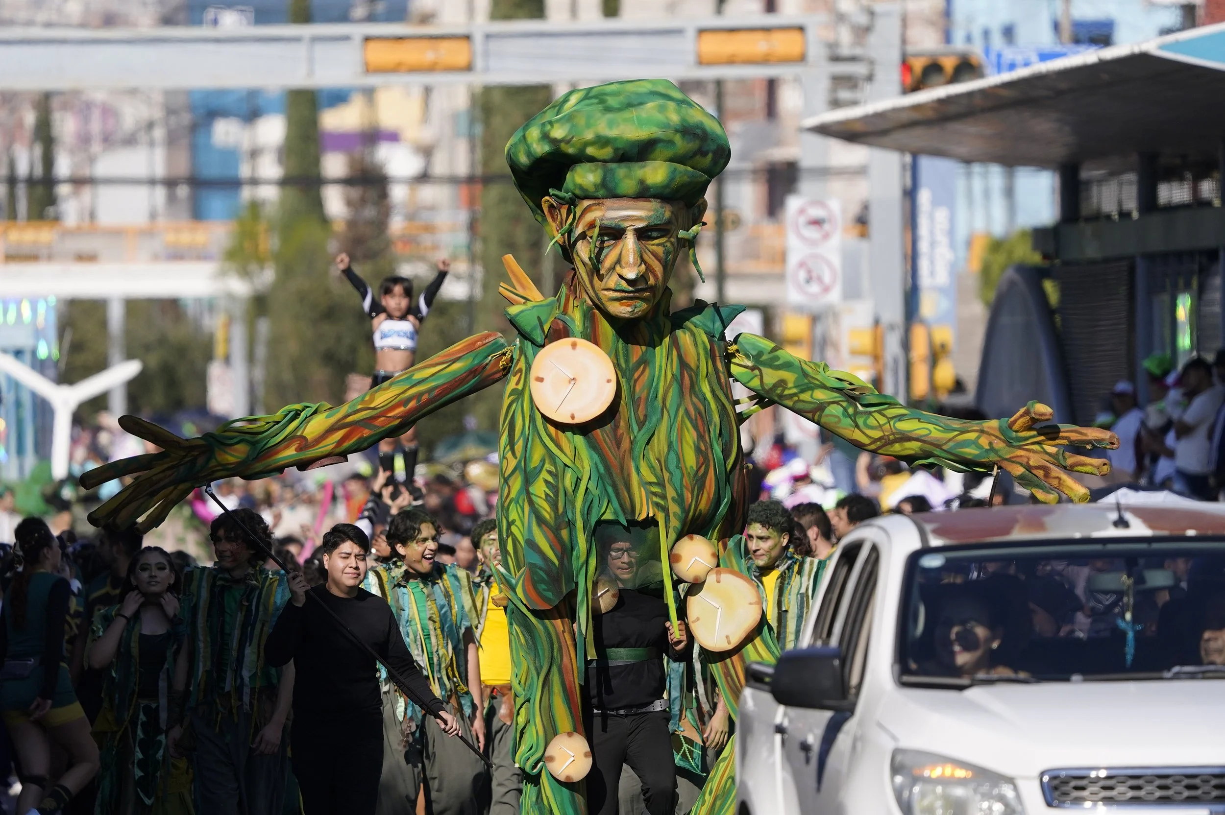 Desfilan por el 450 Aniversario de León