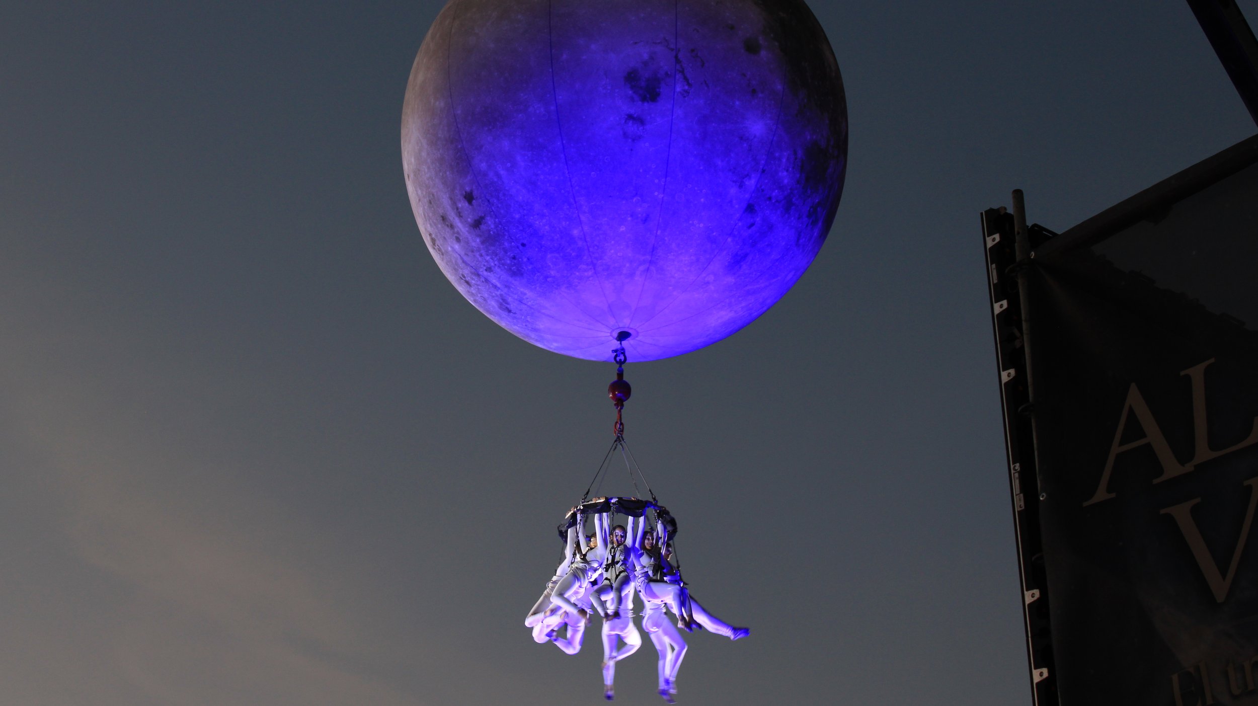 Presentan espectáculo ‘Alas para volar’ en la Plaza Expiatorio de León