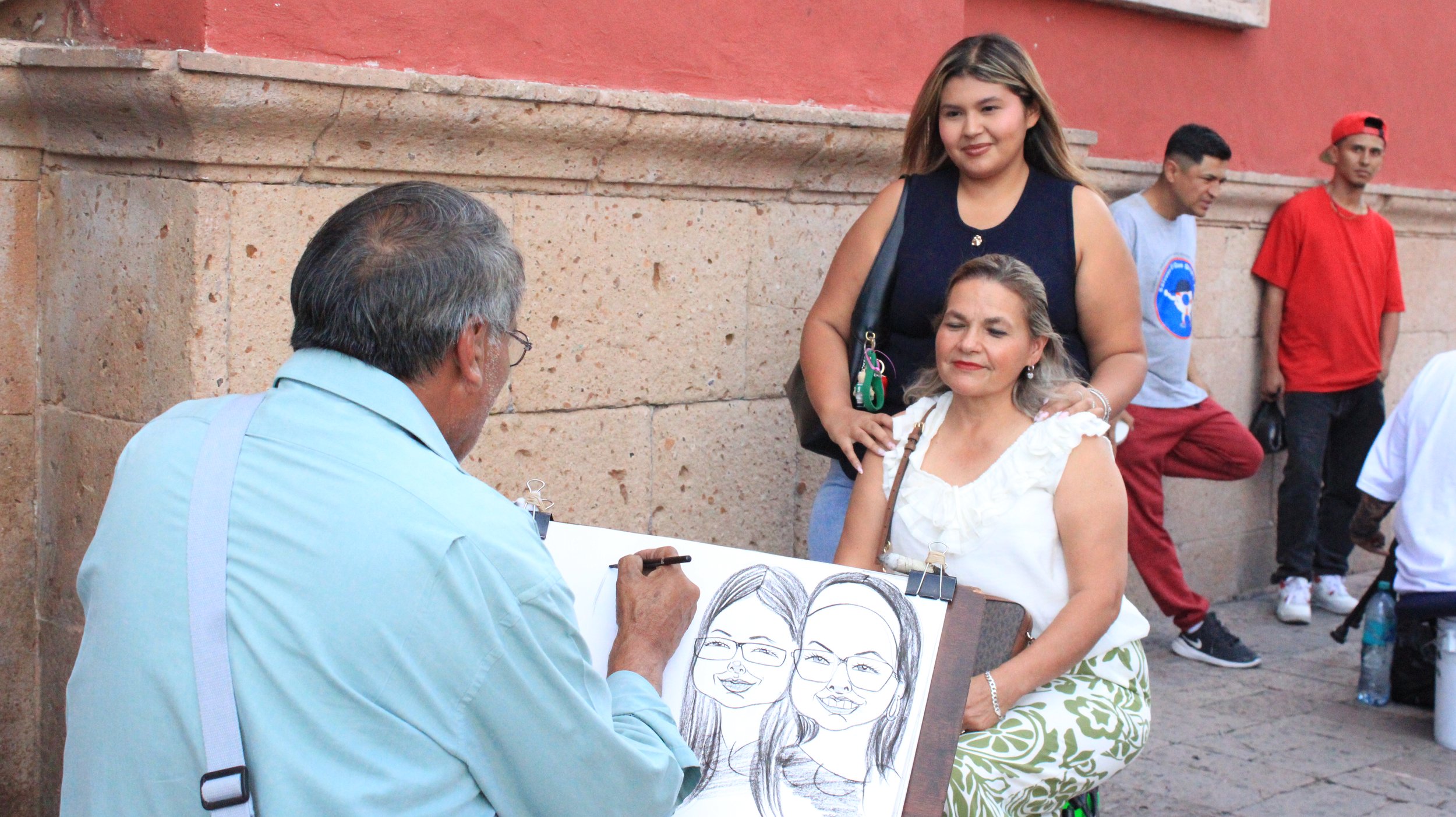 Con 50 años de trayectoria, Juan Martínez preserva el arte de la caricatura en el Centro de León