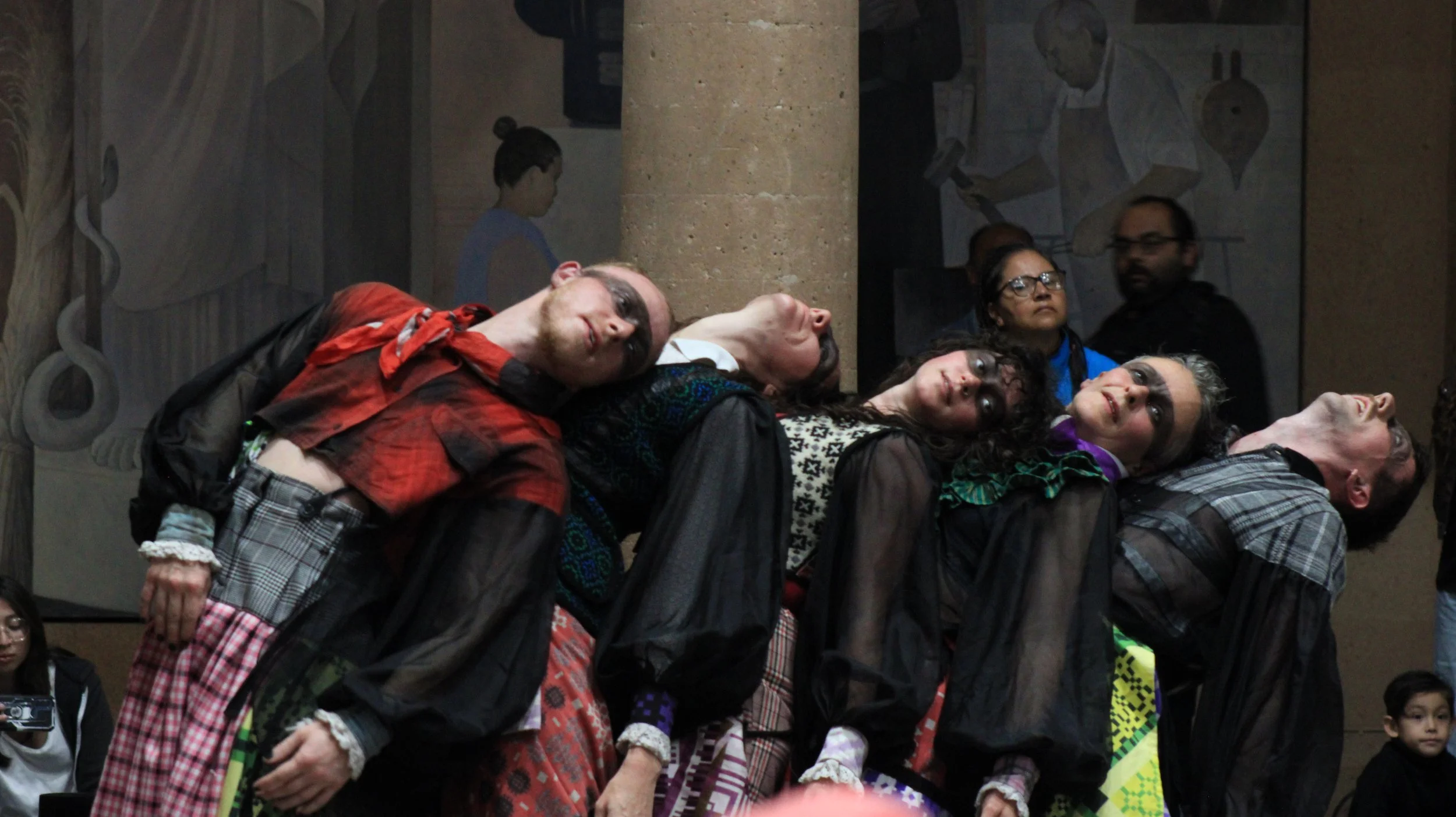 Bailarines galeses sacan a bailar al público en León en el ciurcuito Cervantino