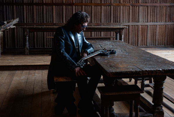 Tony Iommi, leyenda de Black Sabbath, regresa con el álbum From The Dark