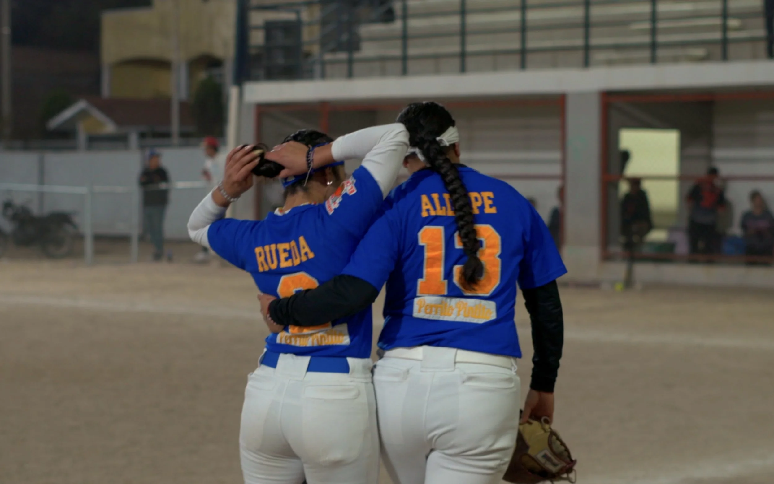 Jóvenes preparan documental sobre softbol femenil de Guanajuato