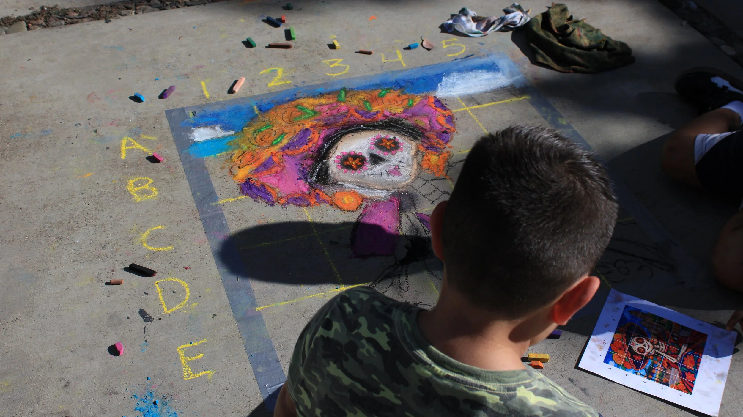 Niñas, niños y adolescentes plasman la identidad de Guanajuato en obras de arte madonnari