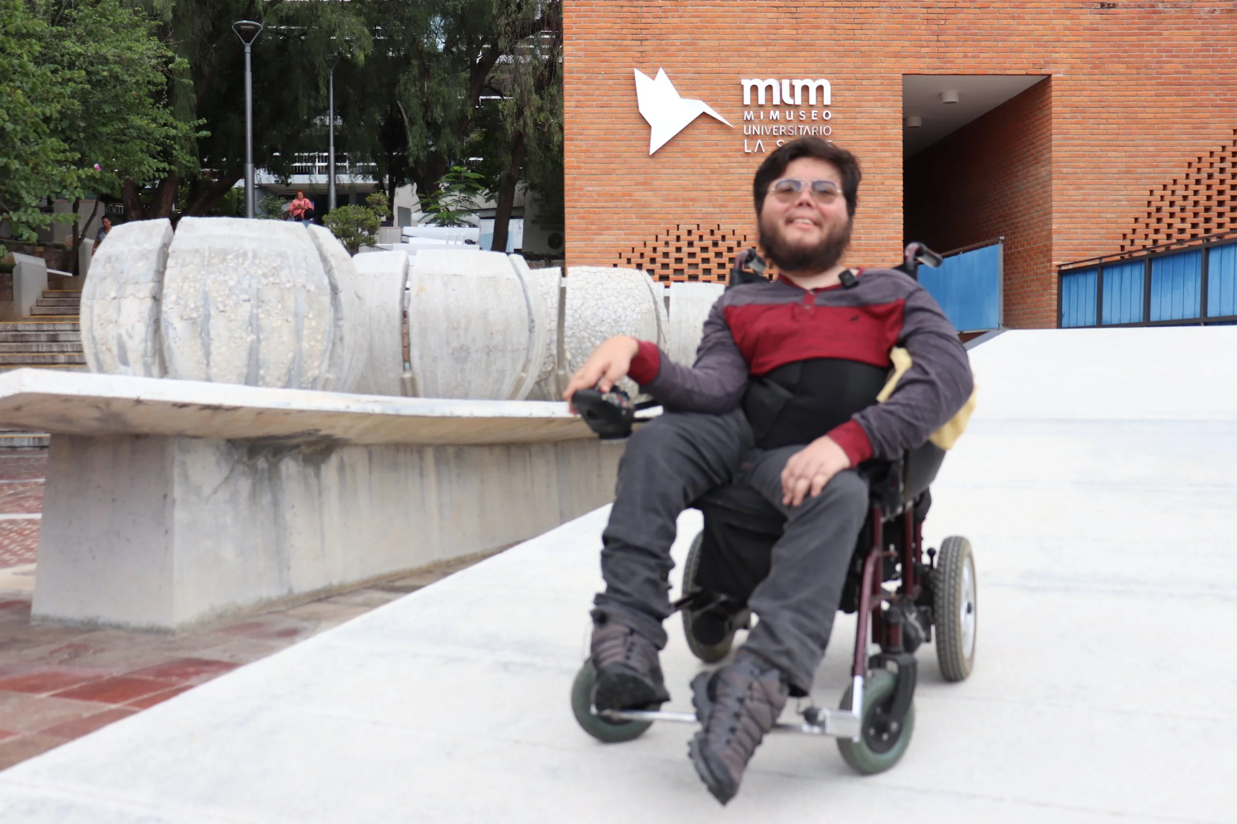 Fernando Ricárdez, entre el código y la pintura, gana el Premio Municipal de las Juventudes León 450