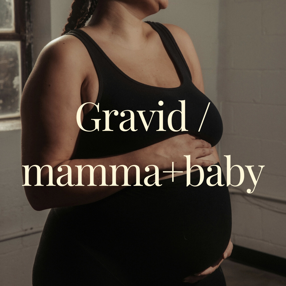 Close-up of a pregnant woman in black sportswear holding her belly, with overlaid text 'Gavid / mamma+baby'.