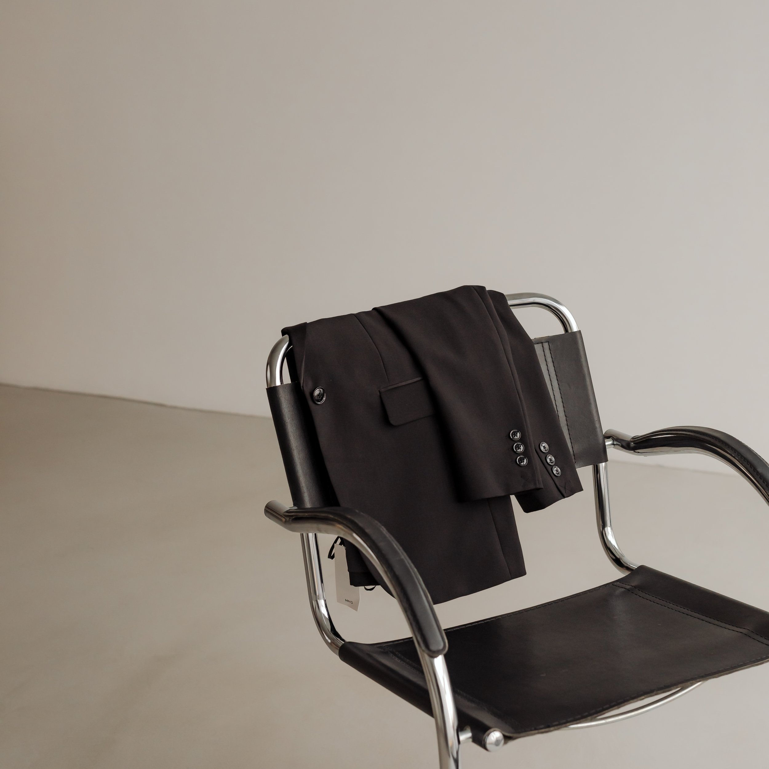 kaboompics_chic-minimalism-black-fashion-accessories-dark-aesthetics-36871.jpg