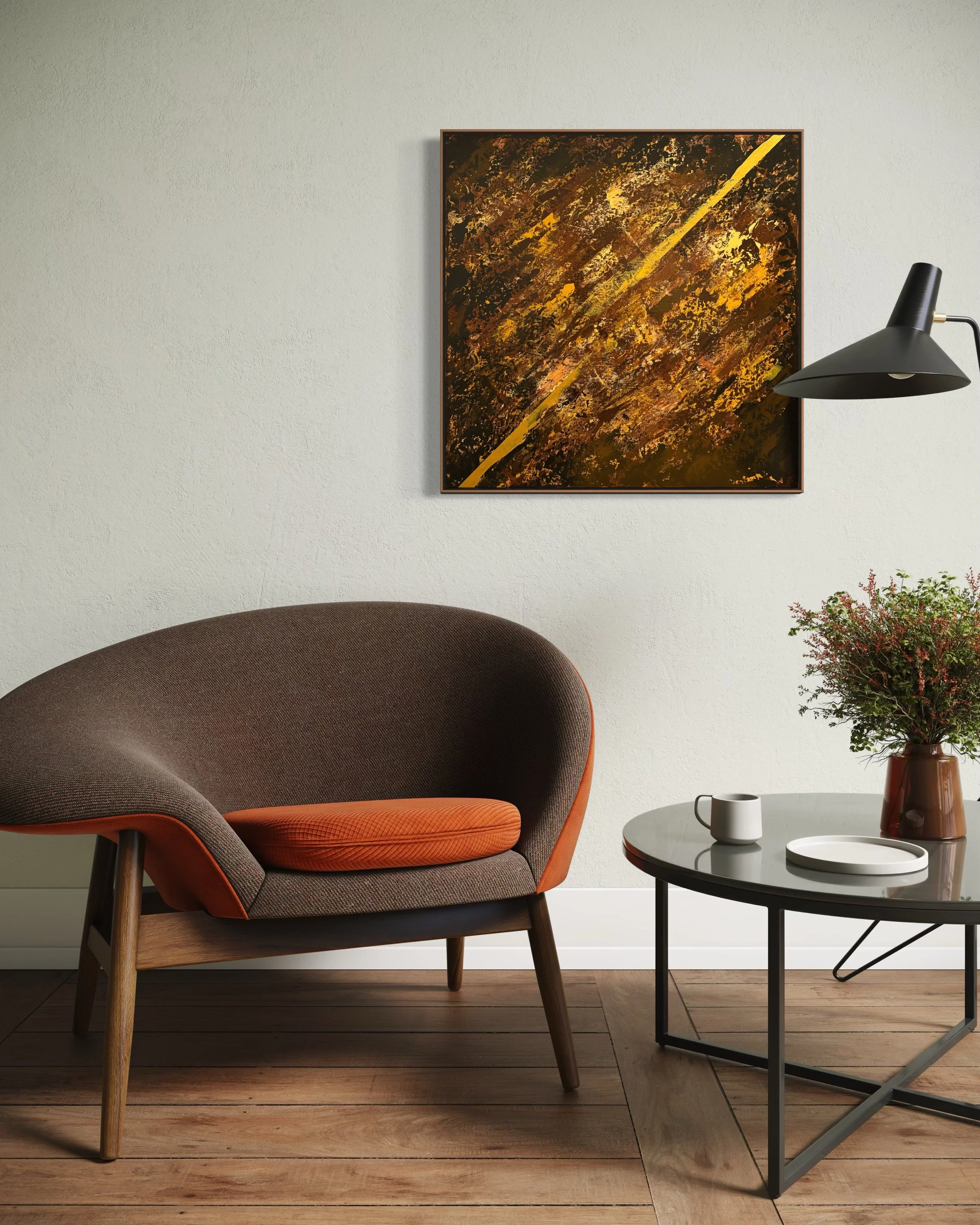 Salon moderne avec canapé en bois et tissu marron, coussin orange, table basse ronde en métal noir, vase avec plantes, tableau abstrait coloré et lampadaire noir.