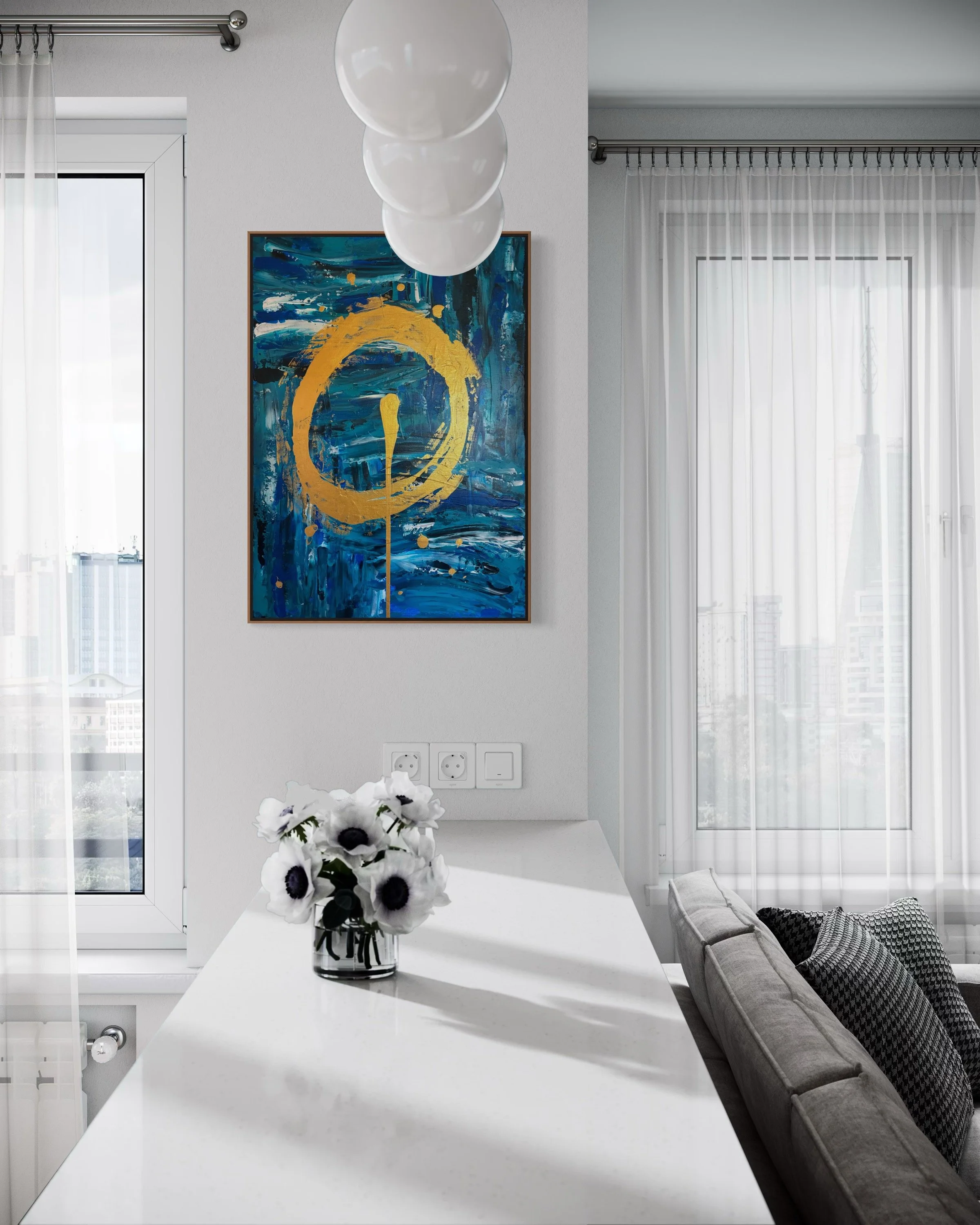 Une pièce lumineuse avec des rideaux blancs, un tableau abstrait avec des couleurs bleues et jaunes, une table blanche avec un vase de fleurs blanches, un canapé gris avec des coussins noirs et blancs, des fenêtres avec vue sur la ville.