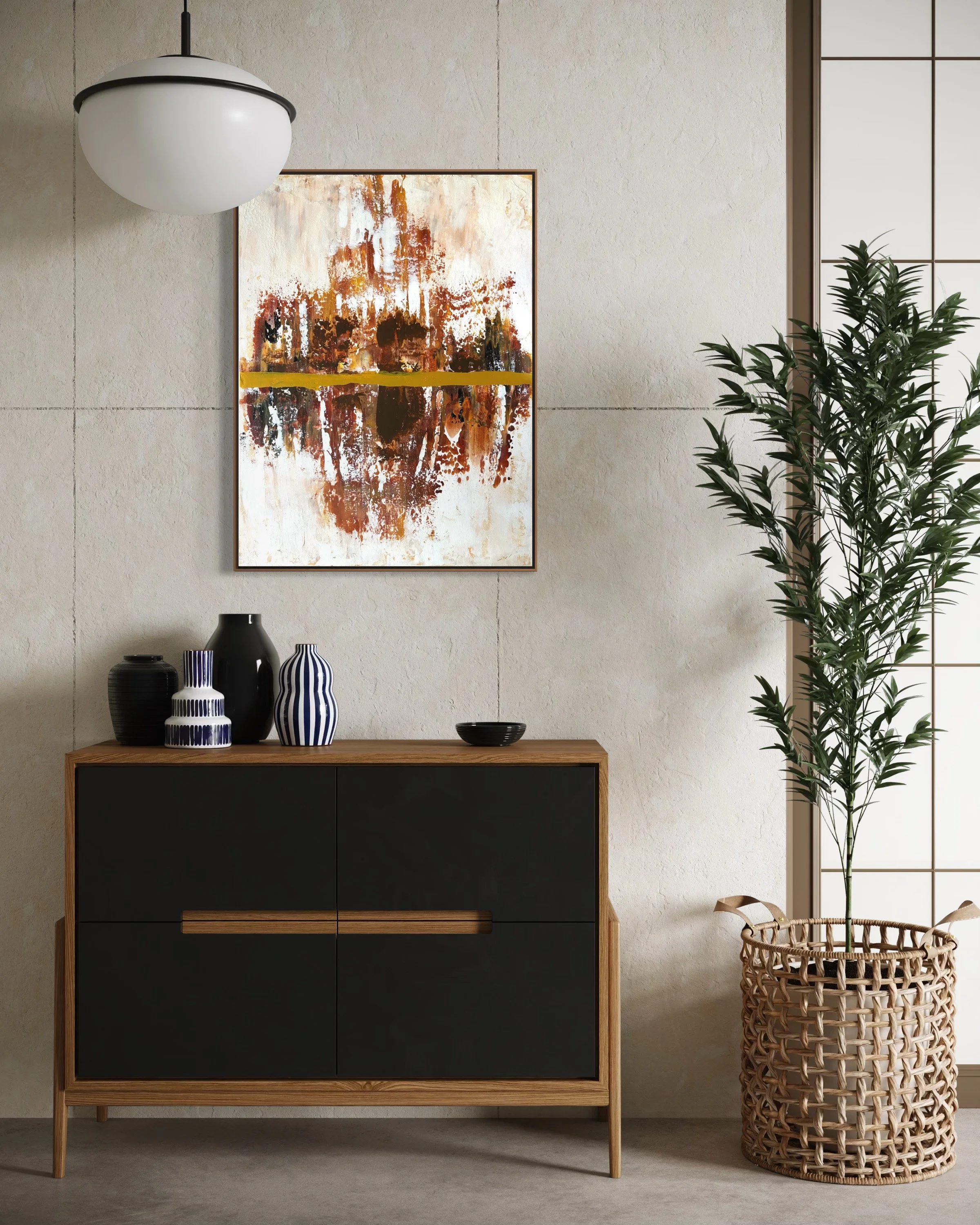 Une décoration intérieure comprenant une peinture abstraite avec des couleurs marron, beige et blanc, un meuble en bois noir et bois clair, plusieurs vases noirs et blanc à motifs, une petite coupelle noire, une plante verte en pot en osier, et un lu