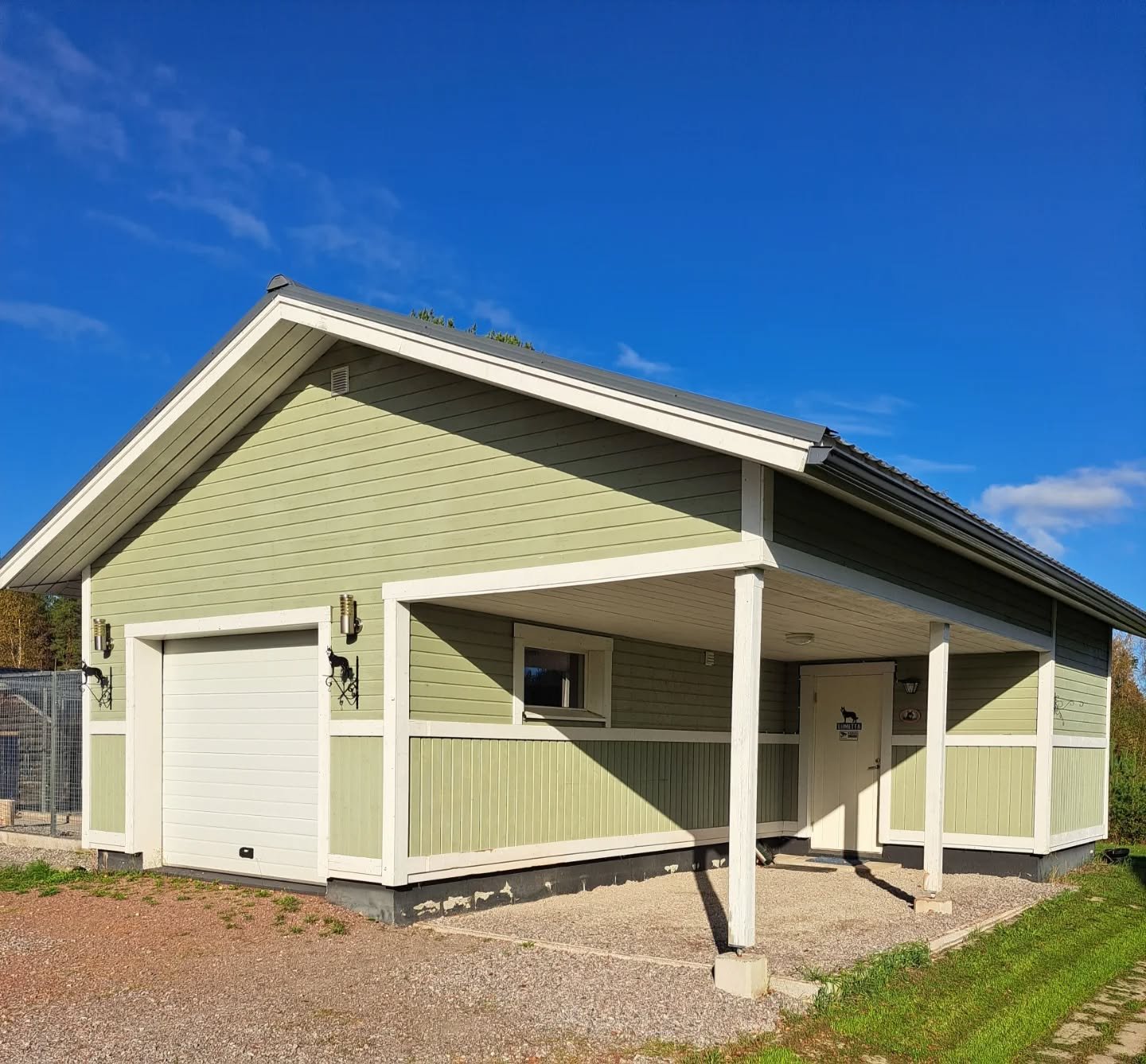 Muutos tiloissamme 👋

Olemme poistaneet ulkotarhan nro 5 katoksen alta, jotta saamme enemm&auml;n tilaa hoitolan sis&auml;&auml;nk&auml;ynnin edustalle 😊 Ulkotarhoja omalla kopilla on nyt jatkossa tarhat 6A - 6F, jotka muodostavat oman tarharyhm&au