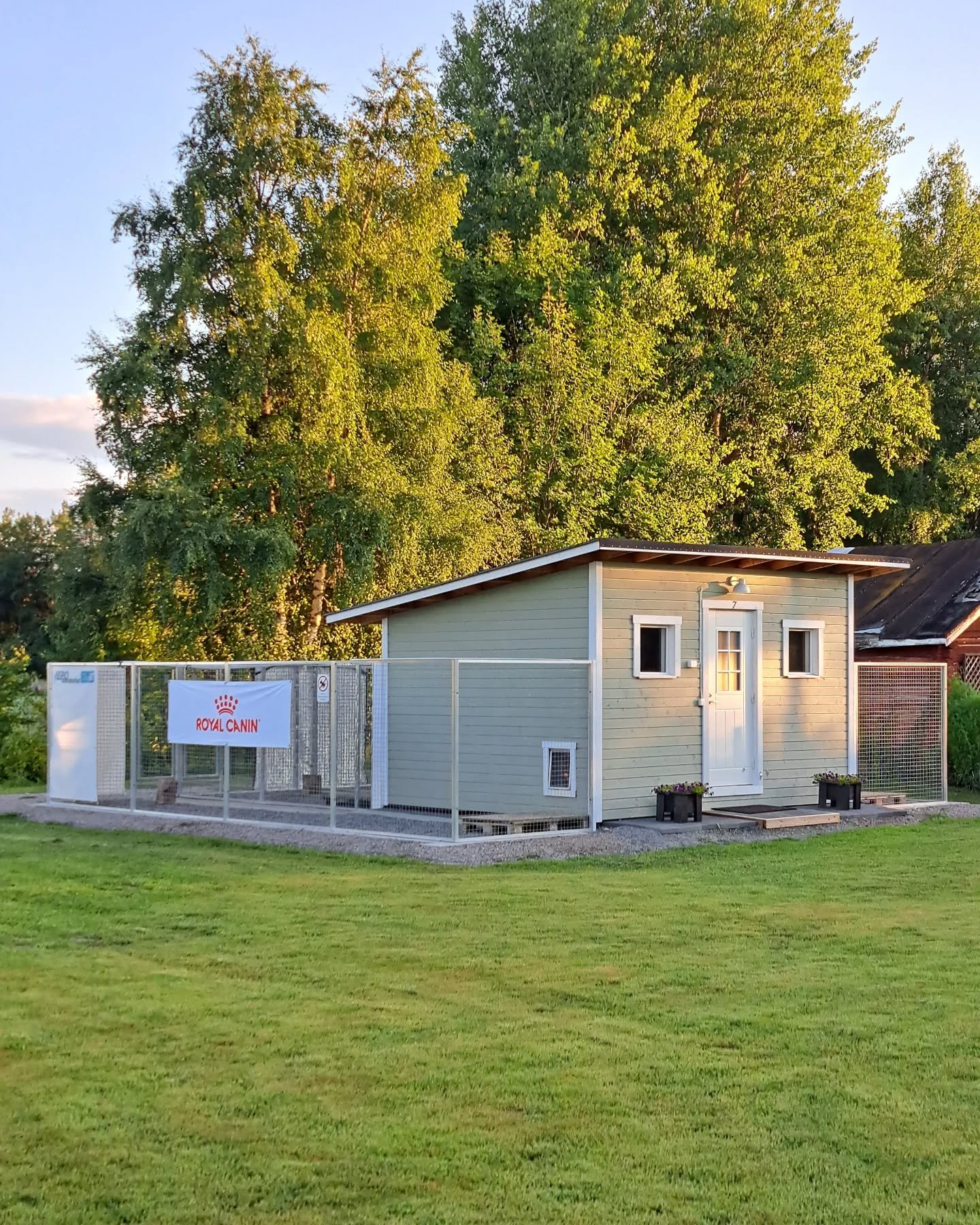 Se ei ole en&auml;&auml; kaukana - kes&auml; siis! 🌿

On siis hyv&auml; aika alkaa suunnittelemaan lomareissuja, mik&auml;li sit&auml; ei ole viel&auml; tehnyt 🏖🏞🏝🏰

Huolehdimme karvakaveristasi lomasi ajan, mik&auml;li et voi ottaa yst&auml;v&a