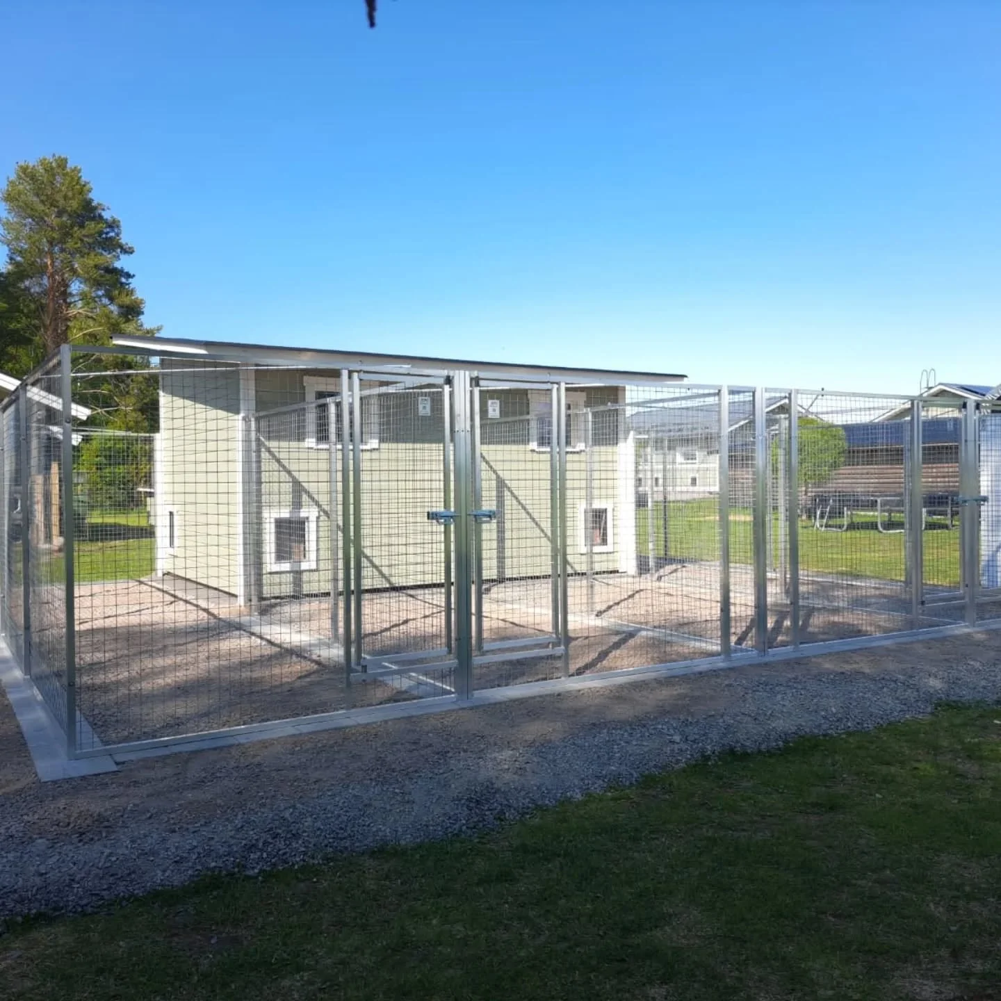 Nyt on hyv&auml; hetki suunnitella kev&auml;&auml;n ja kes&auml;n projekteja - onko hankinnassa uusi koiratarha? 

Koirahoitolamme suosittelee yhteisty&ouml;kumppanimme #JEPOkoiratarhat tarhaelementtej&auml;, niin pienille kuin isoille roduille. Insp