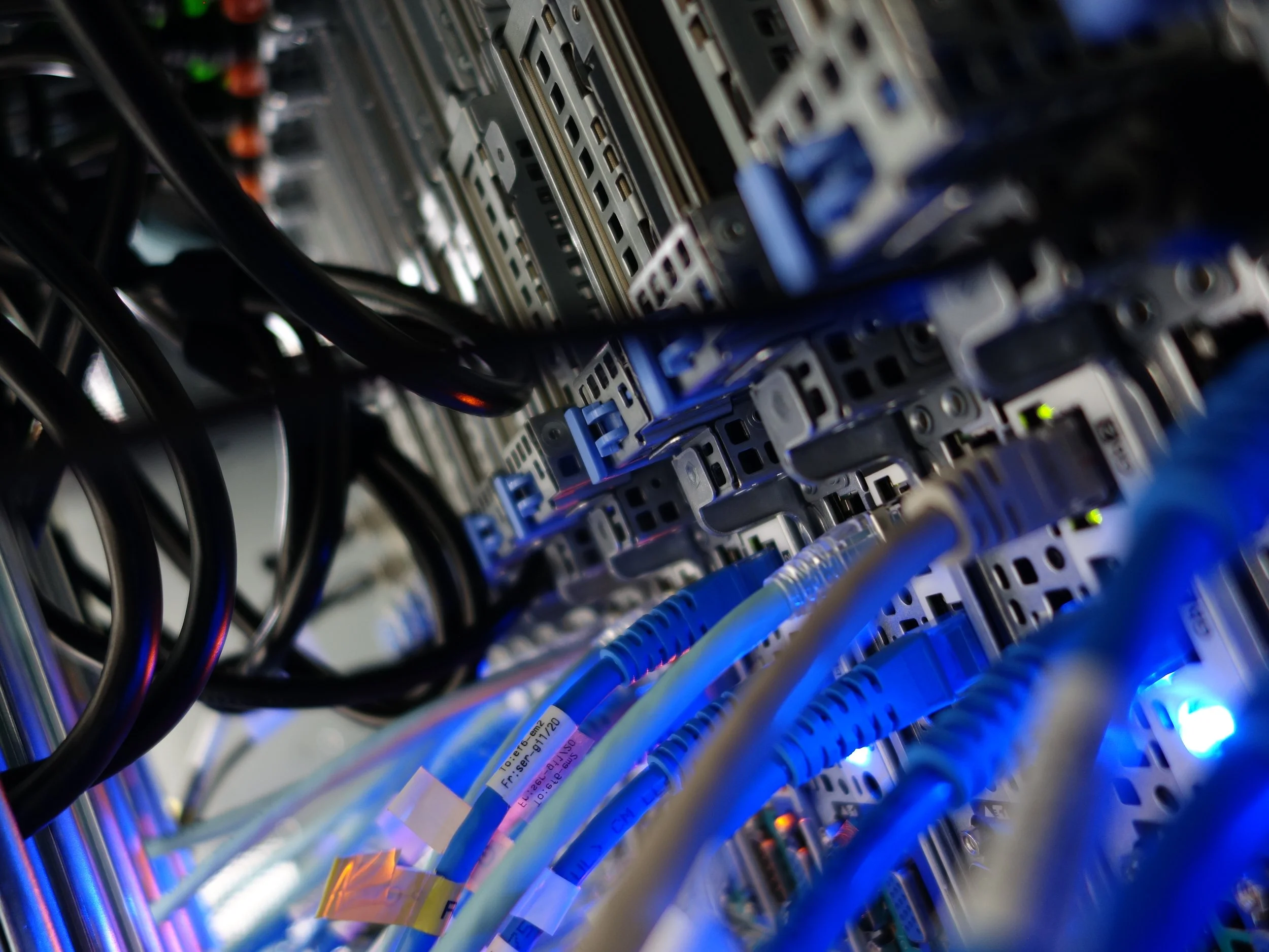 Projektovanje LAN mreža, optičkih instalacija, UTP kablova, rack ormara, Wi-Fi i video nadzora. Moderna i pouzdana rešenja slabe struje.