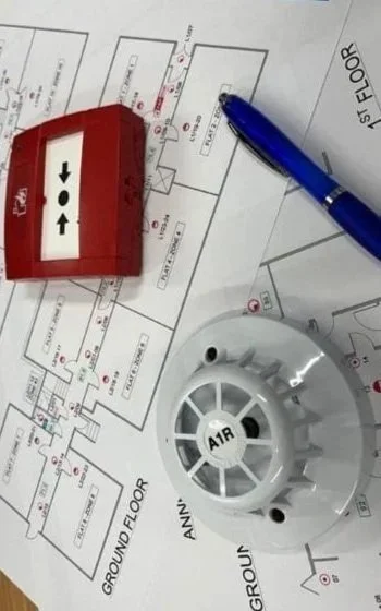 Projektovanje sistema požarne dojave, detekcije dima i toplote, integracija sa ventilacijom i razvodnim ormanima. Rešenja prema SRPS EN 54 standardu.