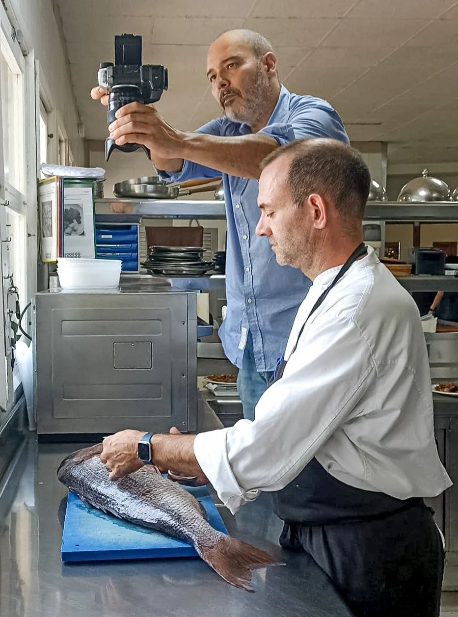 En cada cuina hi ha hist&ograve;ries que comencen molt abans del plat acabat.
S&oacute;n instants de precisi&oacute;, artesania i respecte pel producte que poques vegades es veuen&hellip; i que a mi m&rsquo;encanta explicar amb la c&agrave;mera.

Aqu