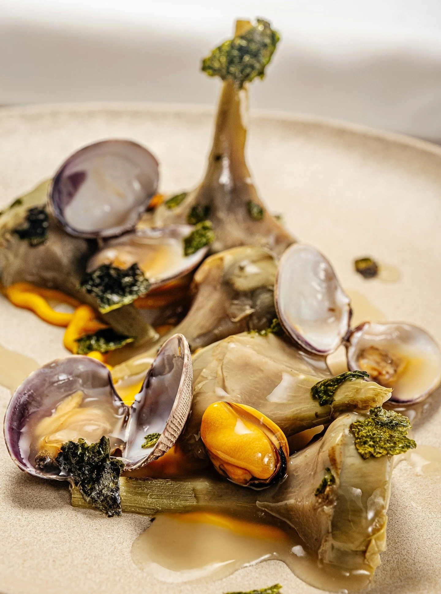 Quan la llum toca el nacre d'una clo&iuml;ssa oberta, hi ha un instant 
que nom&eacute;s dura un segon.

Un instant que nom&eacute;s pots capturar si entens l'ess&egrave;ncia del plat. 
No el que sembla. El que &eacute;s.

Carxofes, clo&iuml;sses, mu