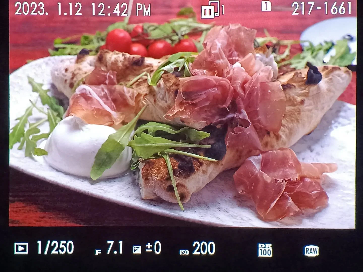 Abans que una fotografia existeixi, hi ha un instant molt breu que ho cont&eacute; tot.

&Eacute;s aquest moment: el que veig a trav&eacute;s del visor, just abans de fer una #foto
Un espai de silenci i concentraci&oacute; on la llum, la textura i la