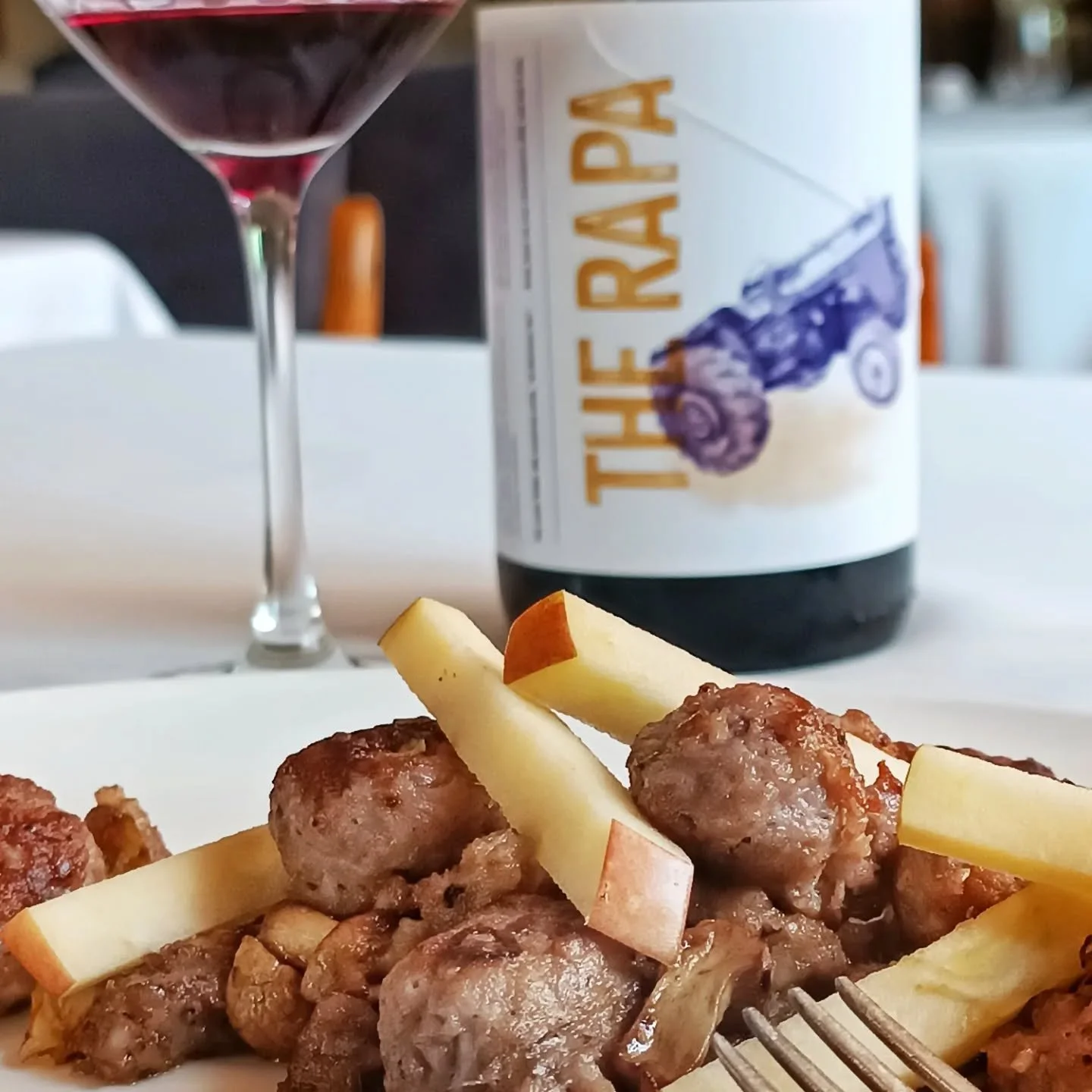 Acabar un #shooting intens  i menjar-me el darrer plat que he fotografiat (#delicious) amb un vi #extraordinari que fuig de ser convencional, i acabar amb un assortit de formatges d'alta qualitat &eacute;s un privilegi que de tant en tant gaudeixo.
G