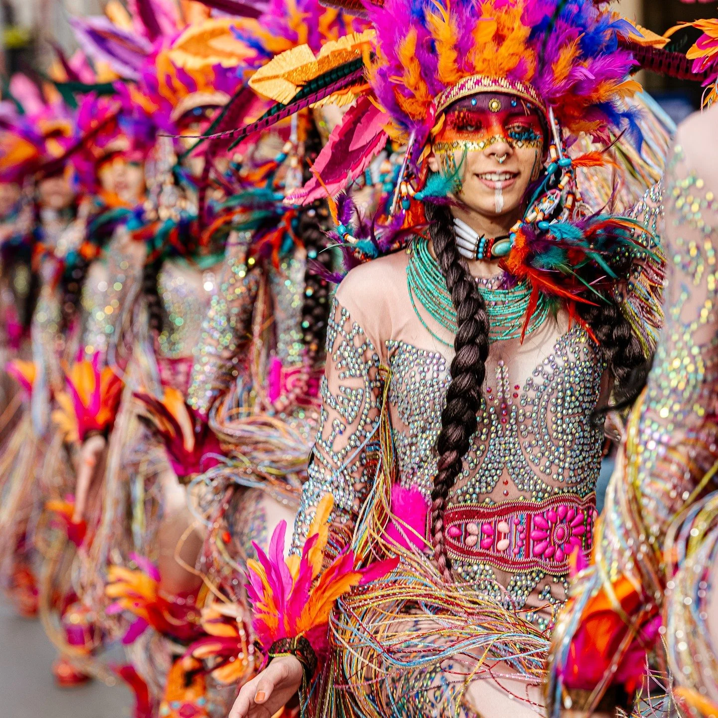 Capturar l&rsquo;ess&egrave;ncia del #carnaval de #palamos ha estat una #experiencia espectacular! Des de les comparses plenes de color fins als moments espontanis de festa, cada imatge explica una hist&ograve;ria. 🎶🎉

El meu objectiu com a fot&ogr