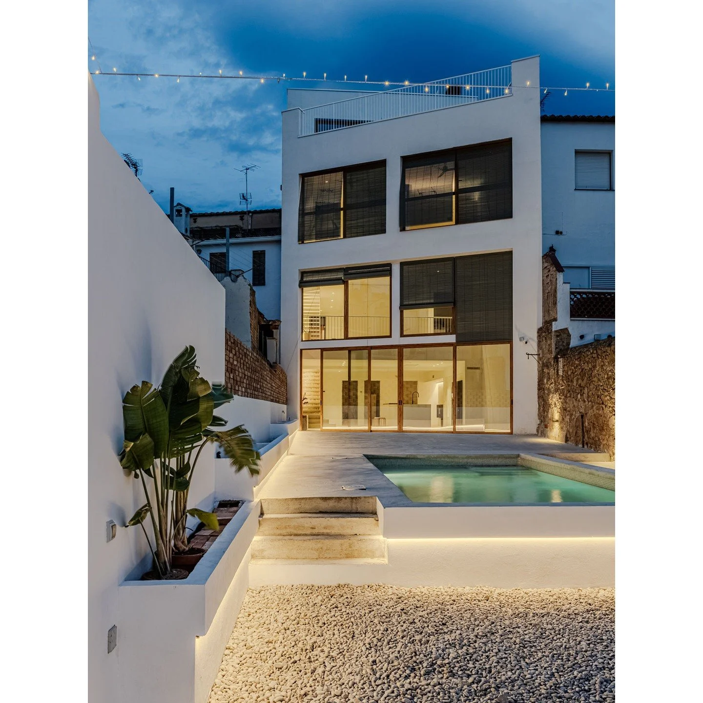 Descobreix la m&agrave;gia de la llum i l&rsquo;espai en aquesta casa unifamiliar a #santfeliudeguixols. Cada detall transmet personalitat i calidesa, transformant el que &eacute;s quotidi&agrave; en extraordinari. 

#fotografia 
#photography 
#inter