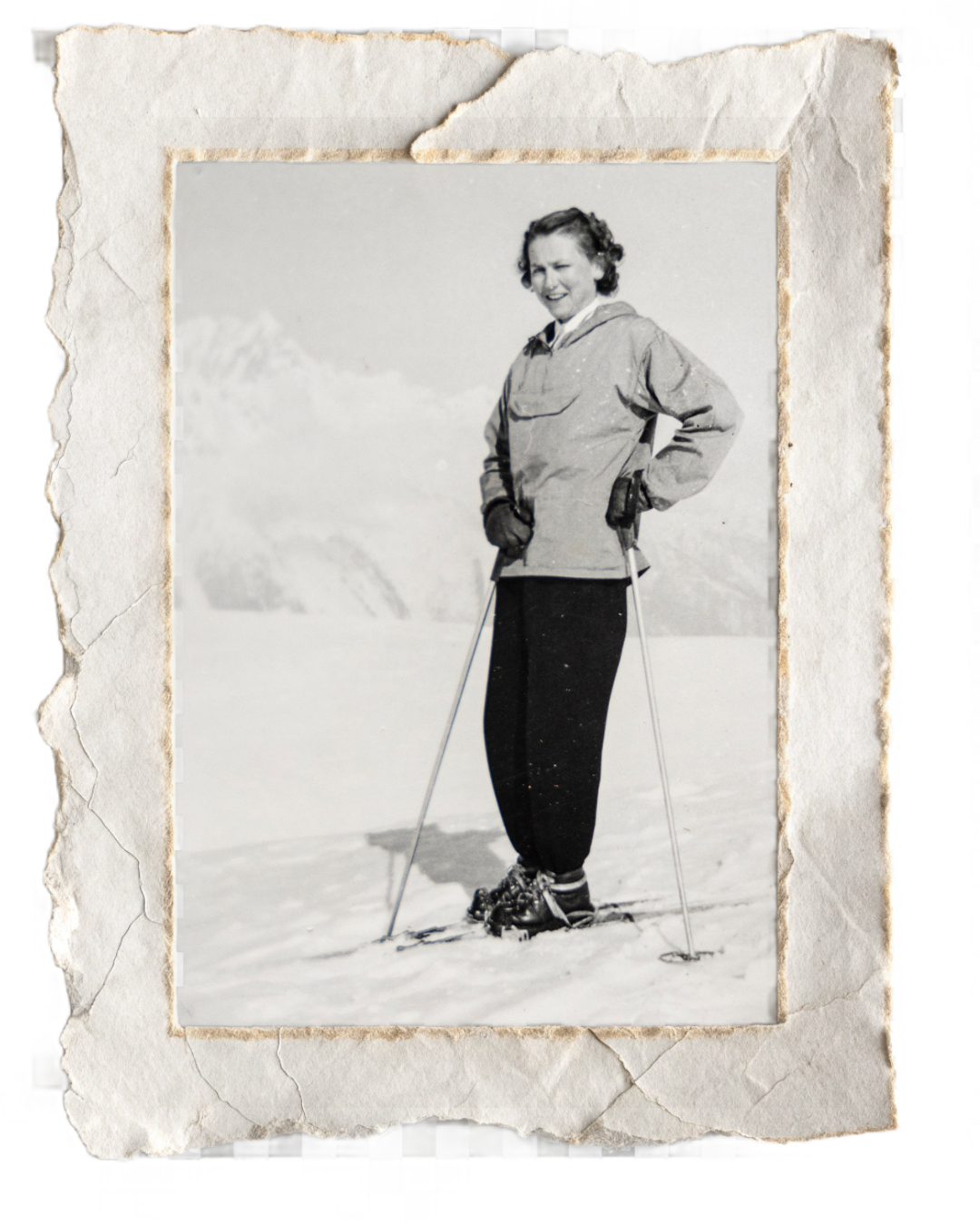 Une jeune fille en tenues d'hiver avec des skis, sur un paysage enneigé, photo en noir et blanc avec un cadre ancien.