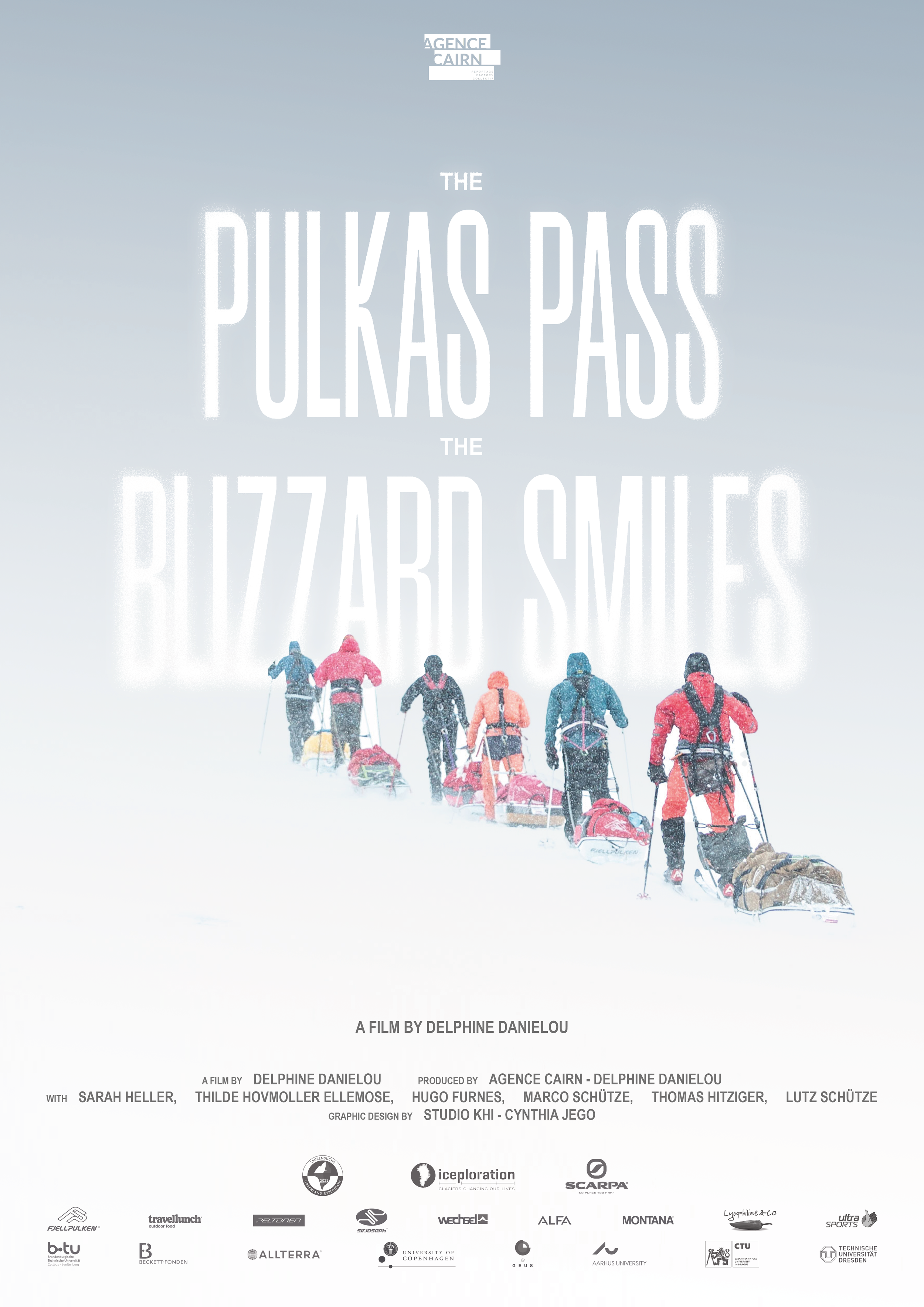 Affiche du film 'The Pulkas Pass, The Blizzard Smiles' montrant des personnes équipées pour une expédition en montagne dans la neige.