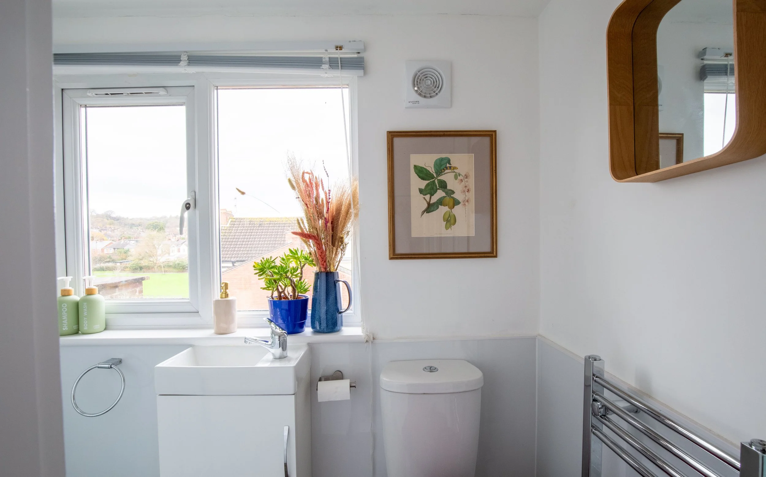 En-suite in top bedroom. Great view to the nearby park.